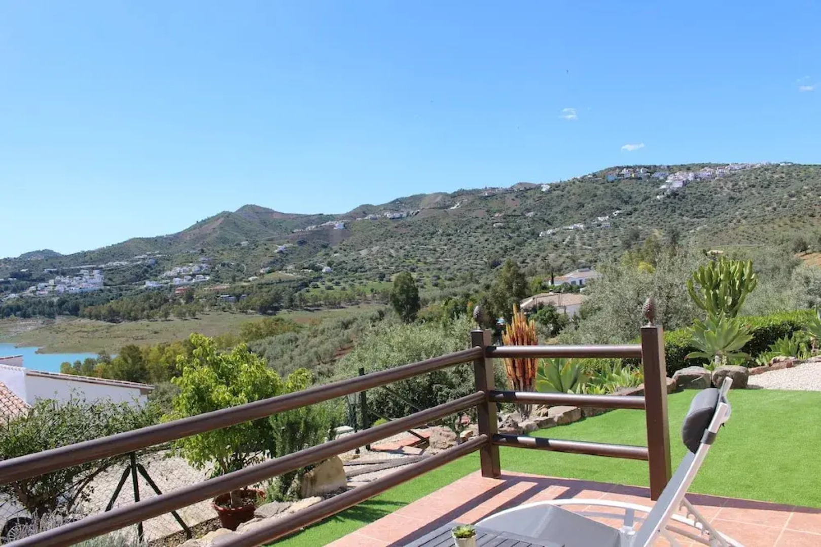 Serene Retreat in Lake Vinuela With Breathtaking Views