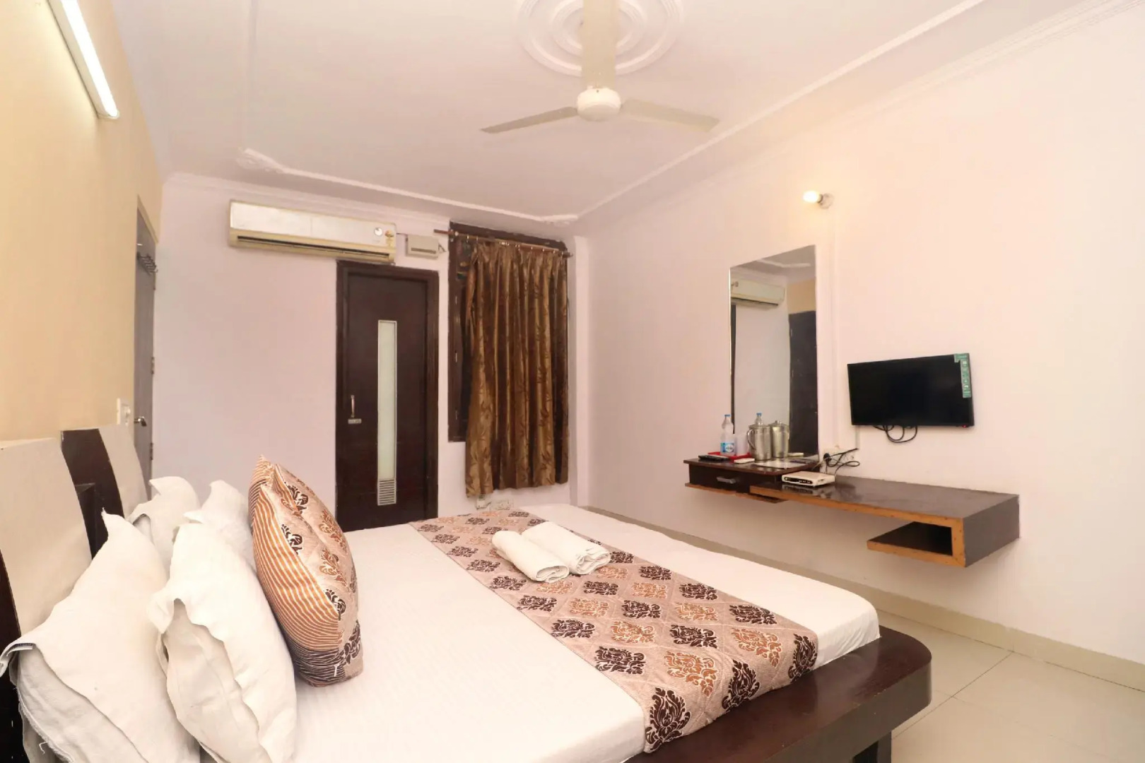 Gurjeet Hotel By Naavagat