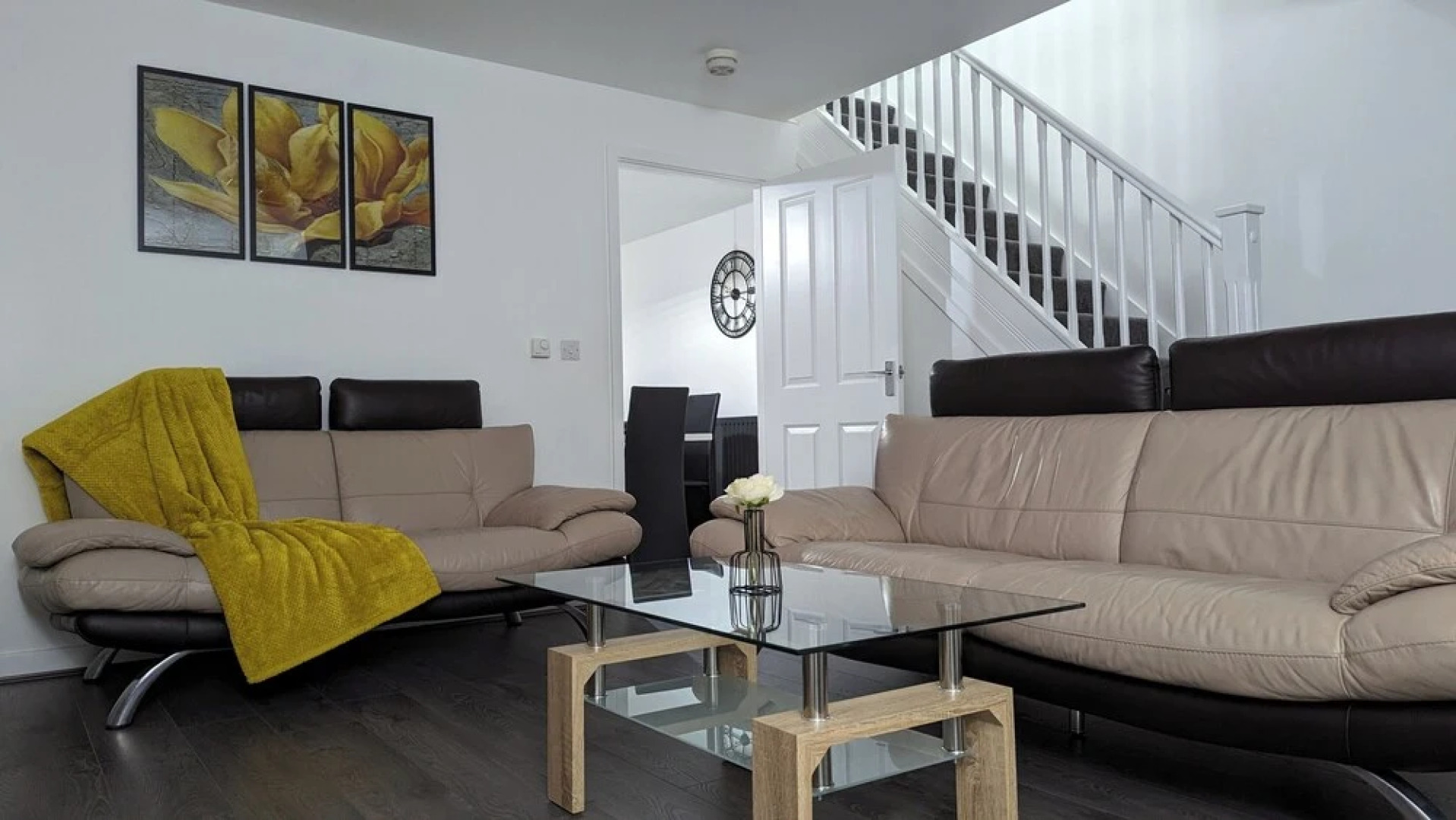 Burnley Entire House 4-bedrooms-sleeps 6-driveway