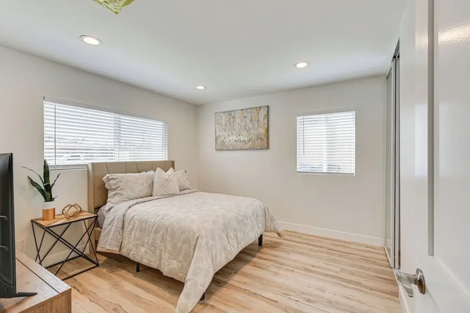 8 Mi to Downtown San Diego: Chic Home w/ Patio