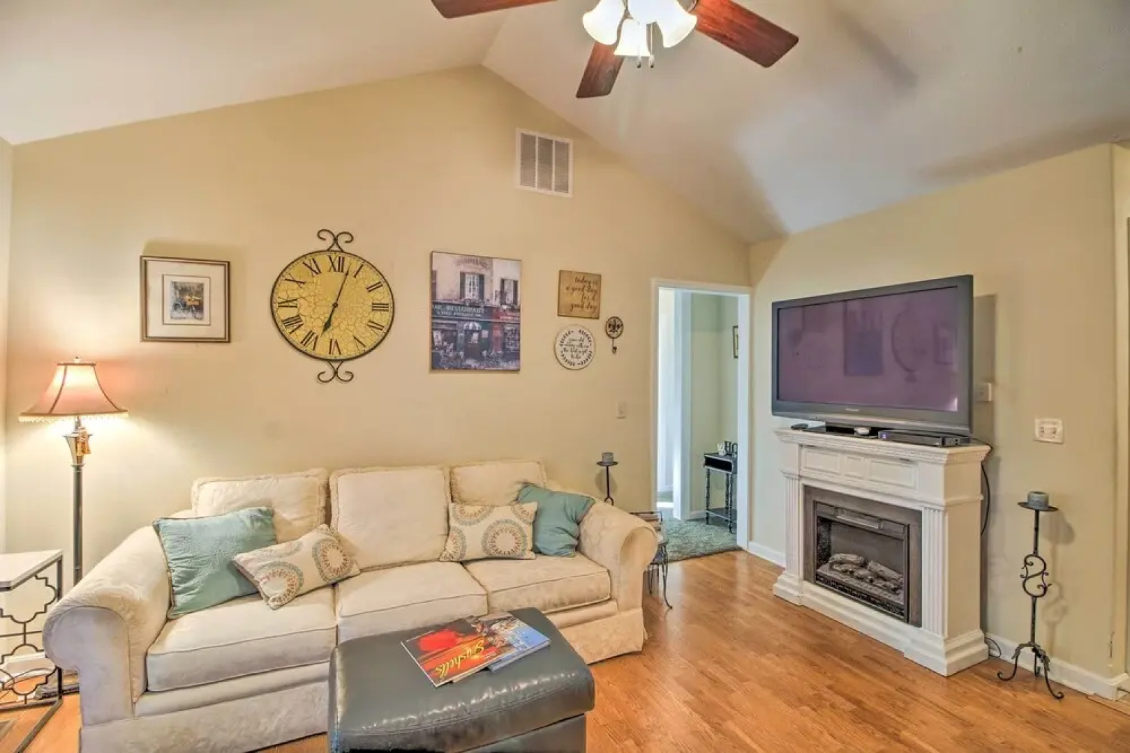 Pet-friendly Home w/ Yard: 9 Mi to Table Rock Lake