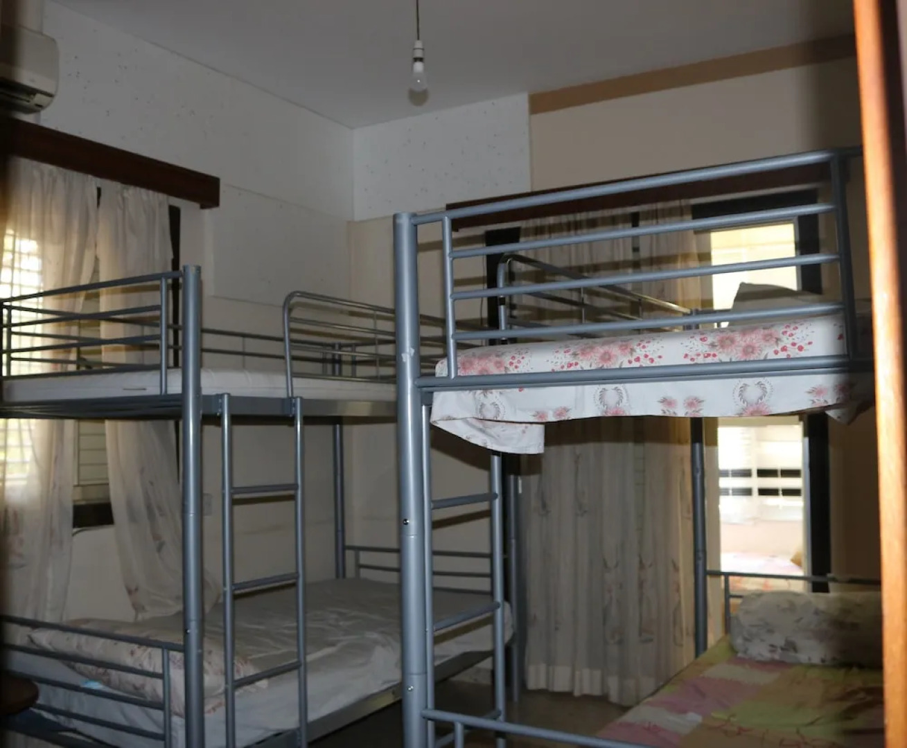 Costas Hostel Action