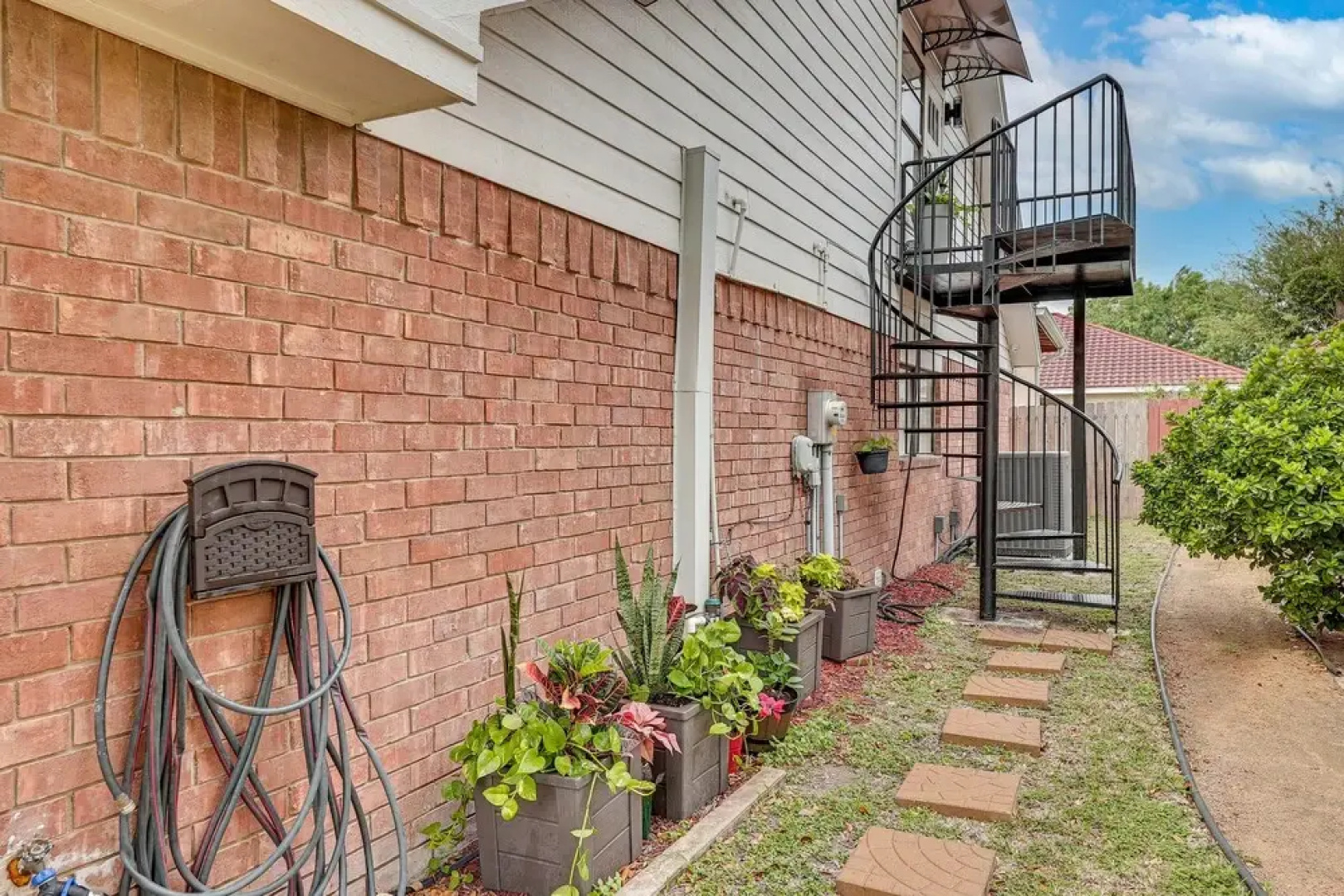 Edinburg Escape w/ Smart TV Near Firemen's Park!