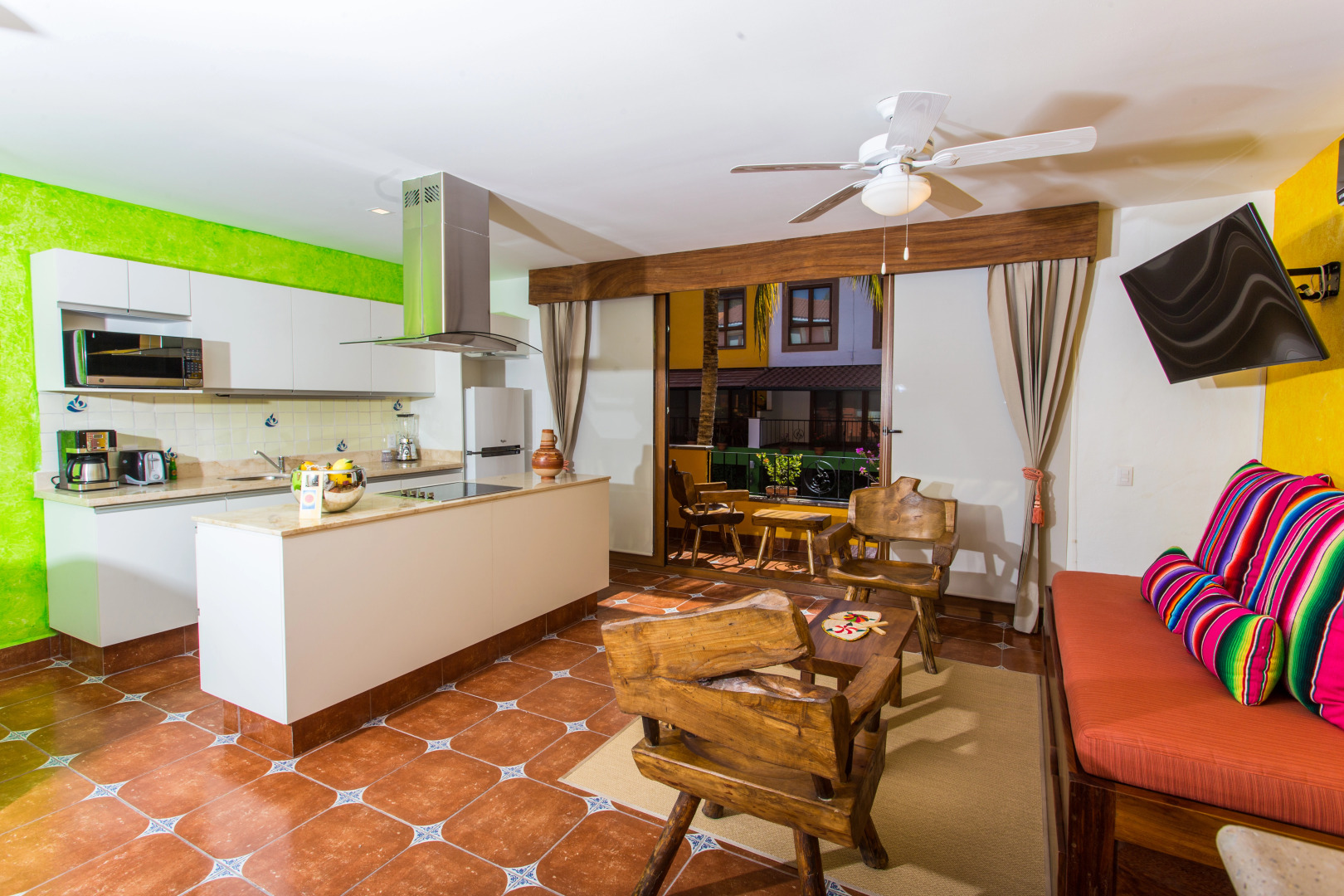 Casa Lotería -Pueblito Sayulita- Colorful, Family and Relax Experience with Private Parking and Pool