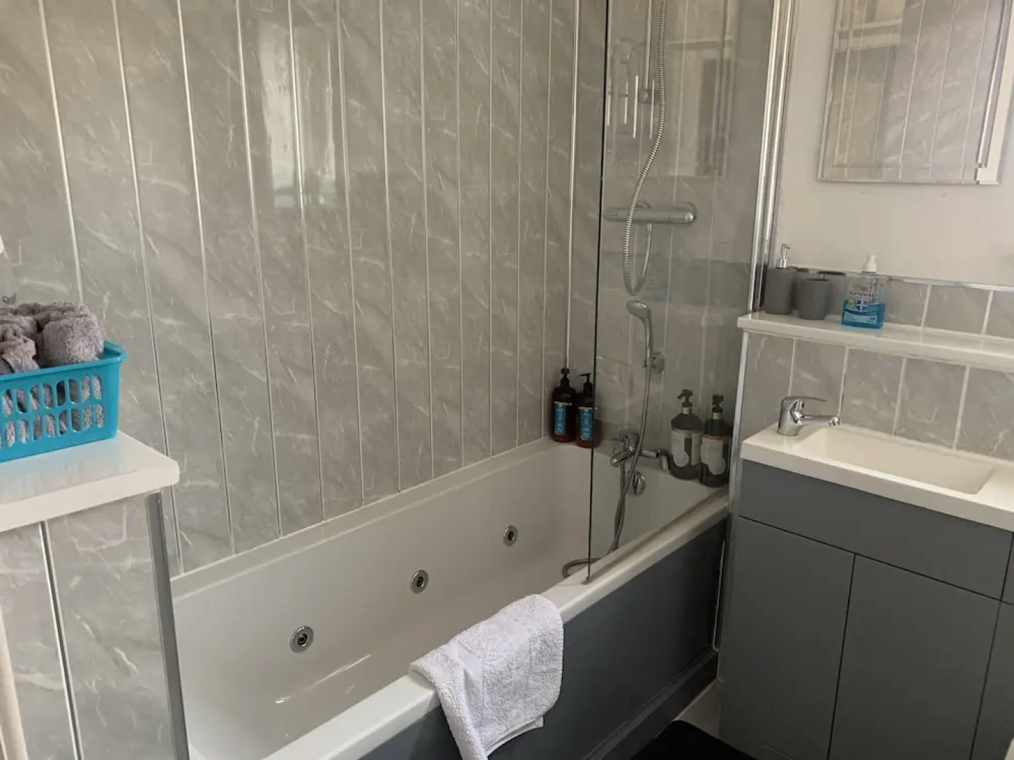 Lovely 2-bed Apartment in Wallasey, Sleeps 4