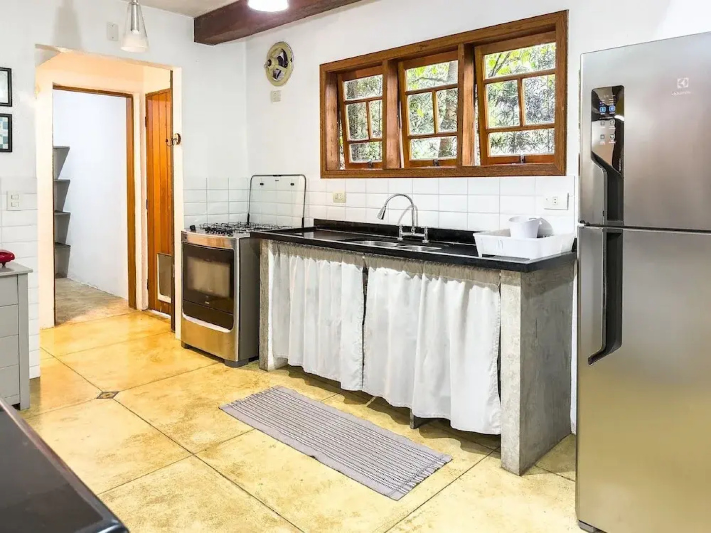 Casa com Piscina Privativa e Natureza – Granja Viana, São Paulo