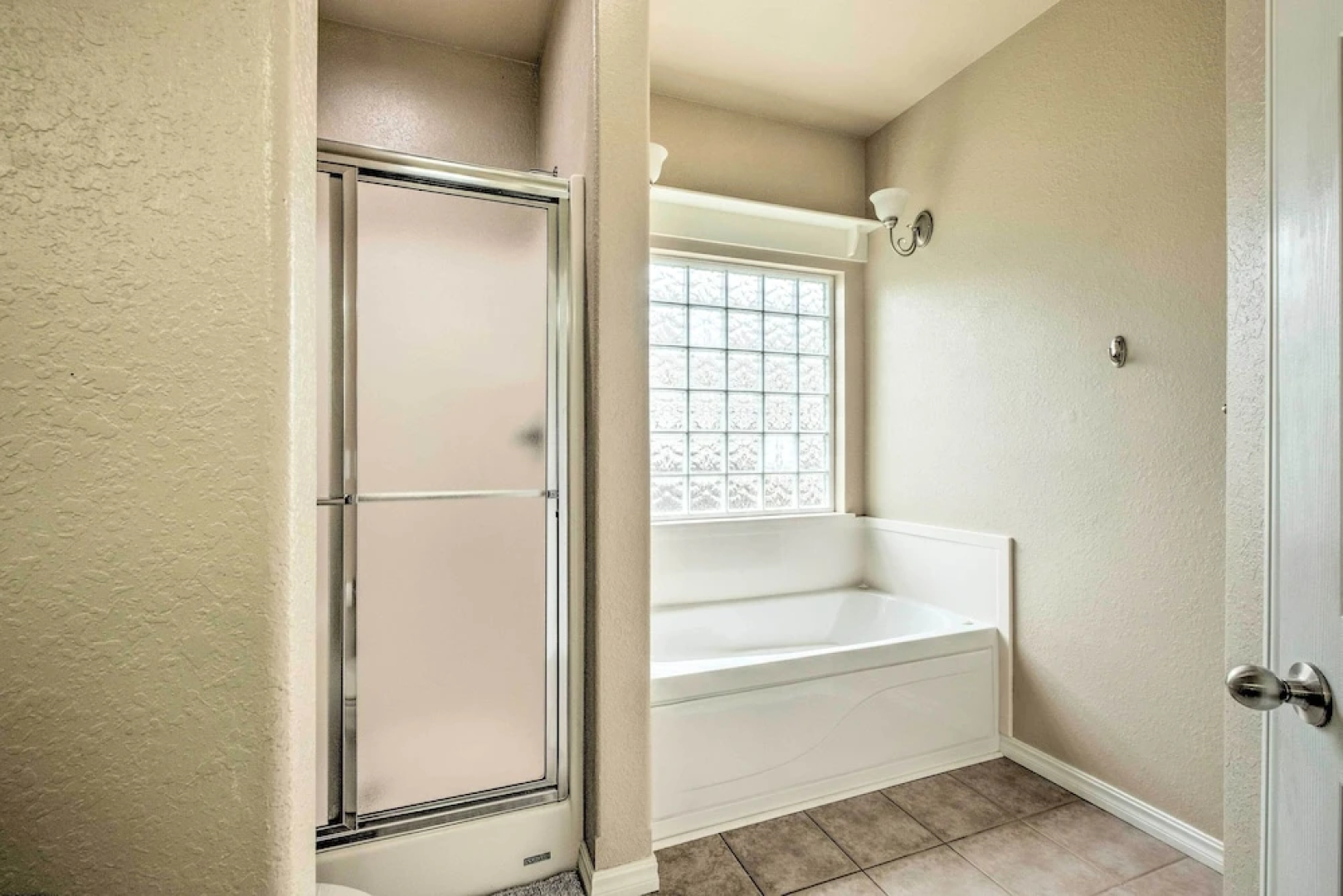 Bella Vista Home w/ Yard: Half Mile to Trails!