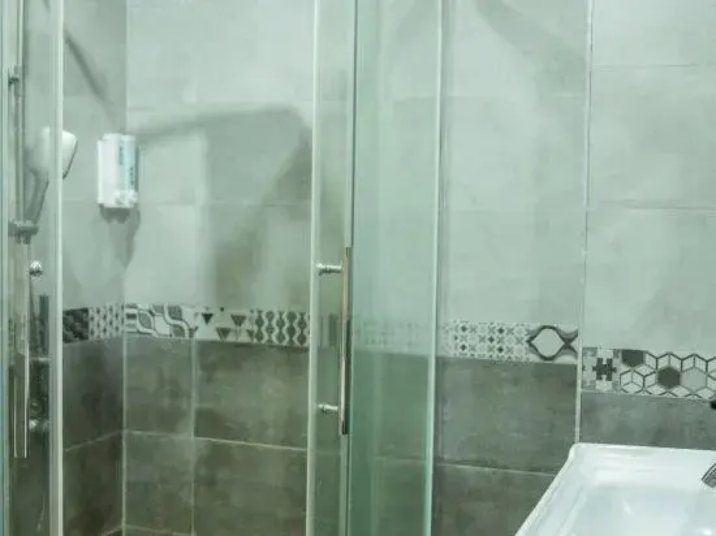 Qiongzhong Santaiyuanlong Business Hotel