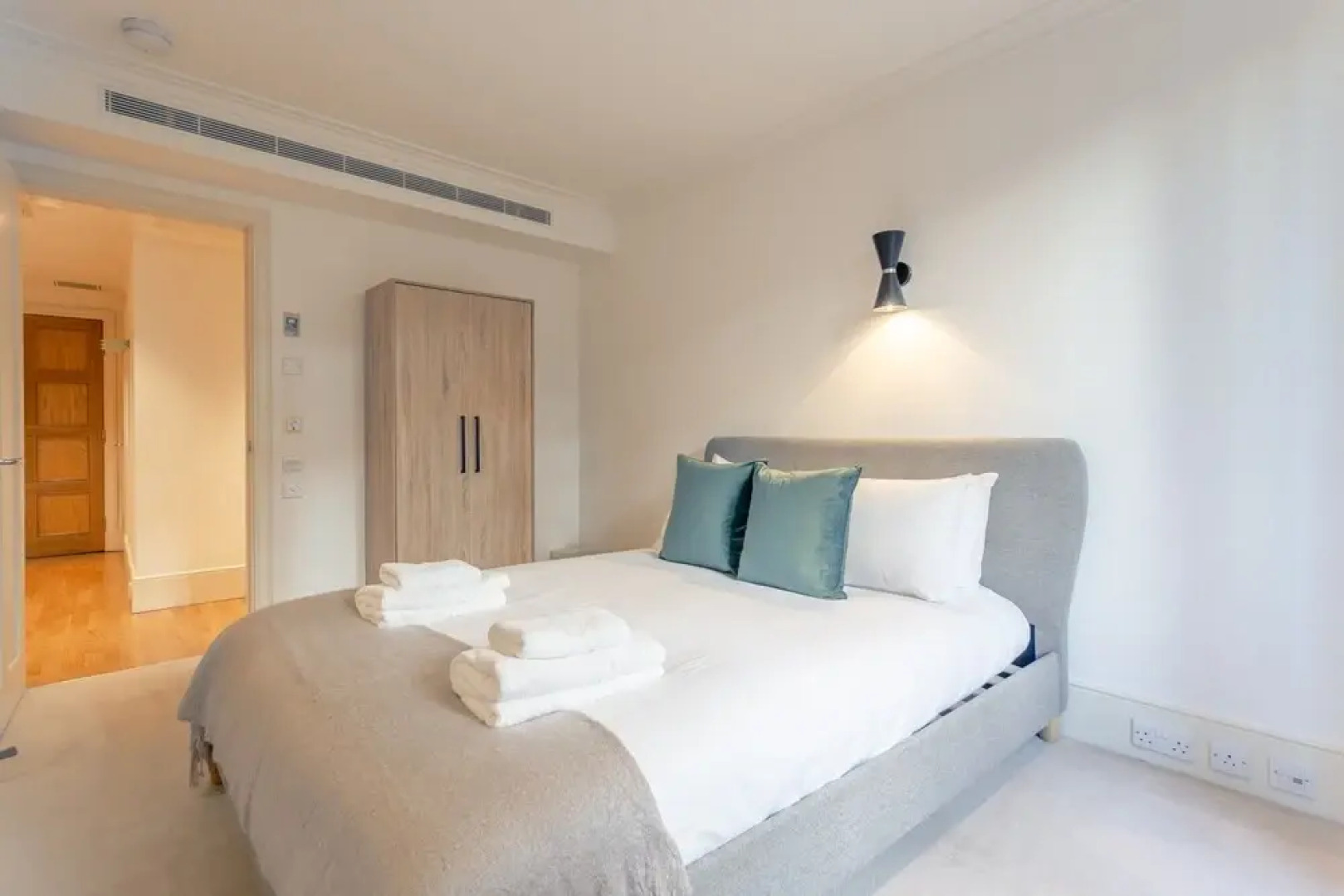 2 Bedroom Flat in Chelsea With Pool and Garden