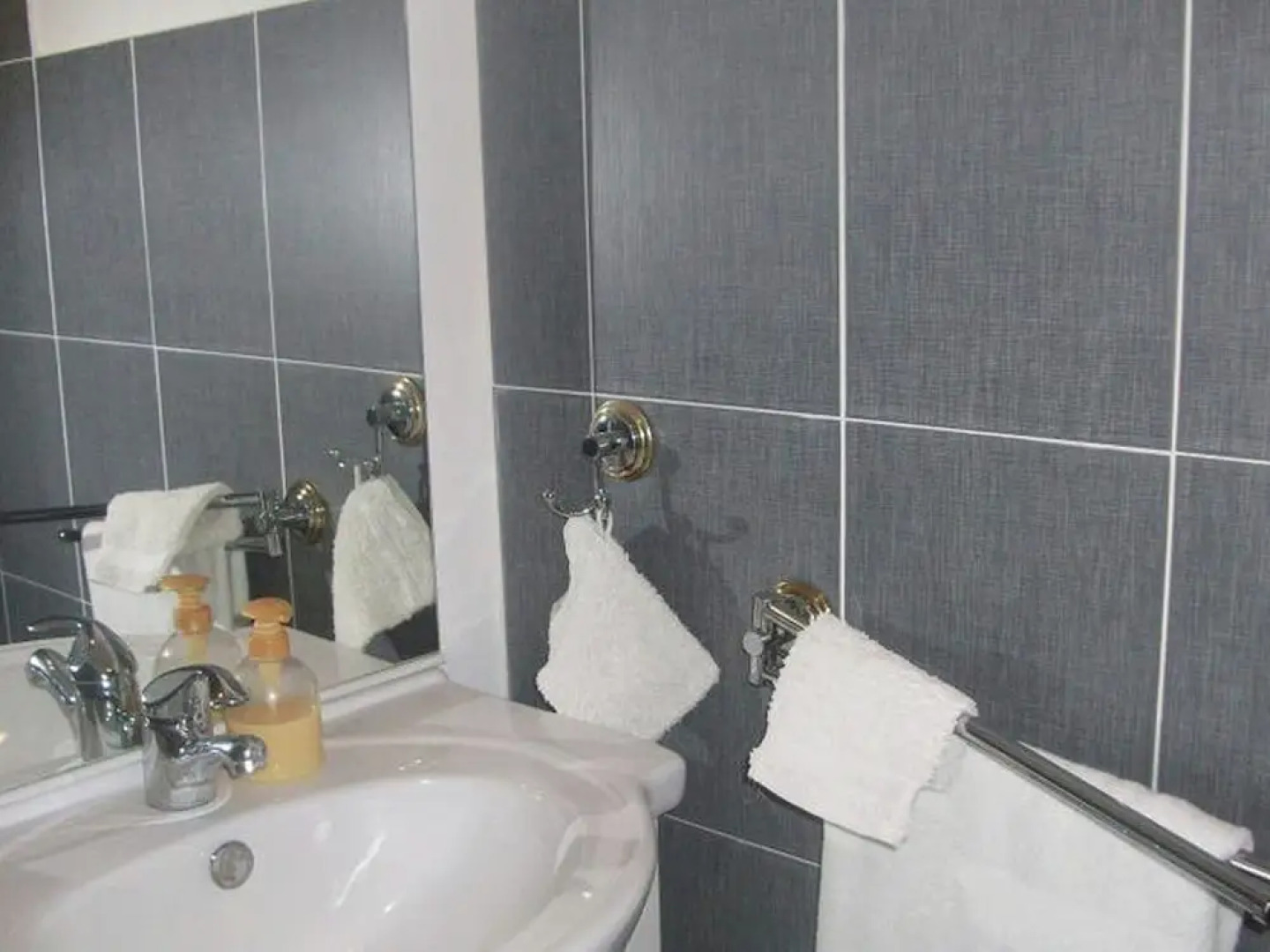 Charming Holiday Home in Robion With Swimming Pool