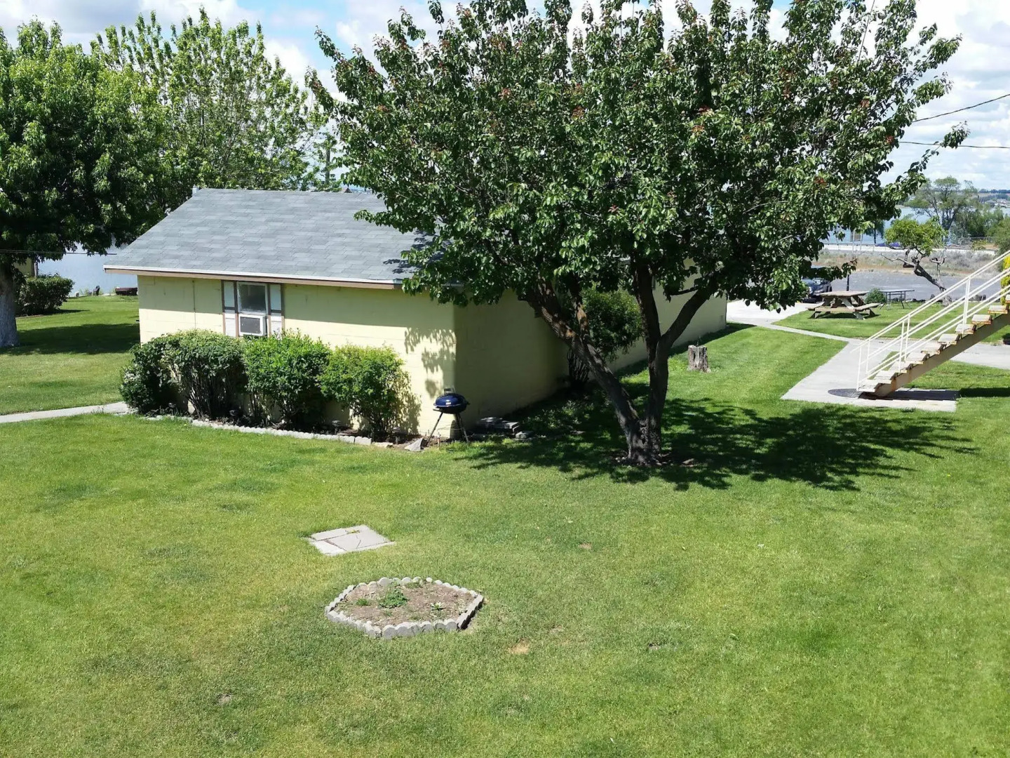 Lakeshore Inn Water Front