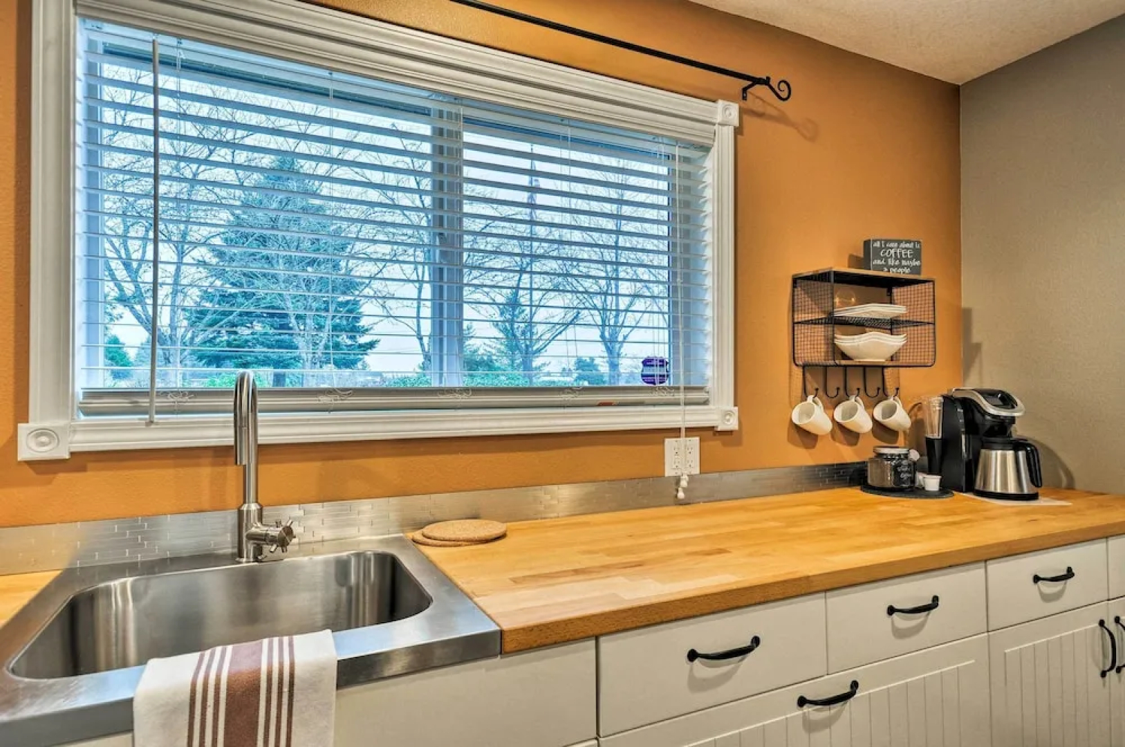 Cute & Cozy PDX Area Townhouse: 31 Mi to Mt. Hood!