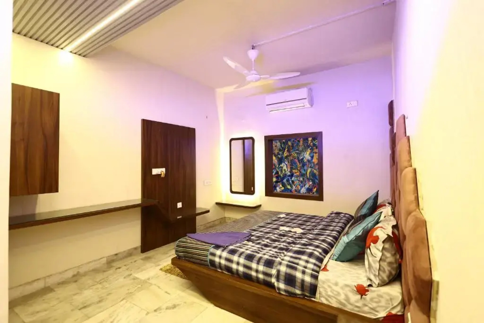 Lucky Restaurant And Guest House