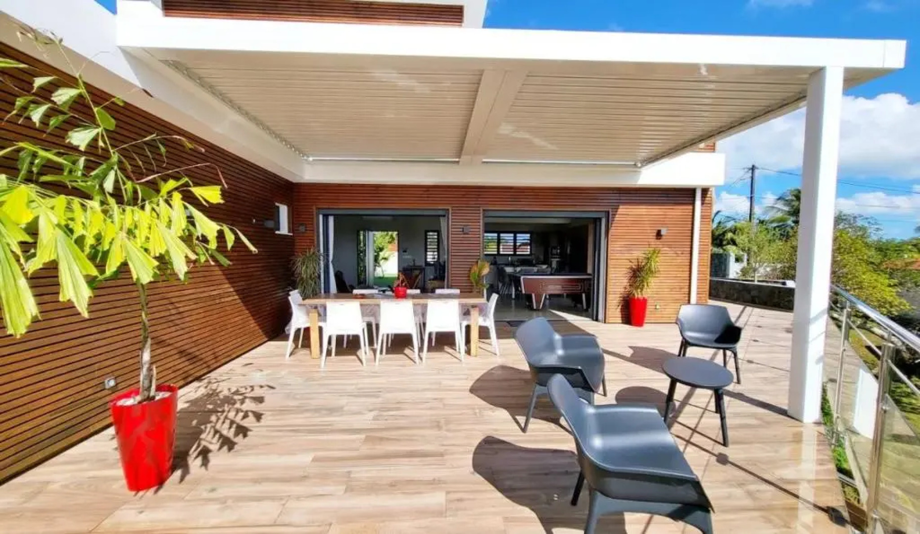 Villa de luxe avec piscine, vue mer et montagne.