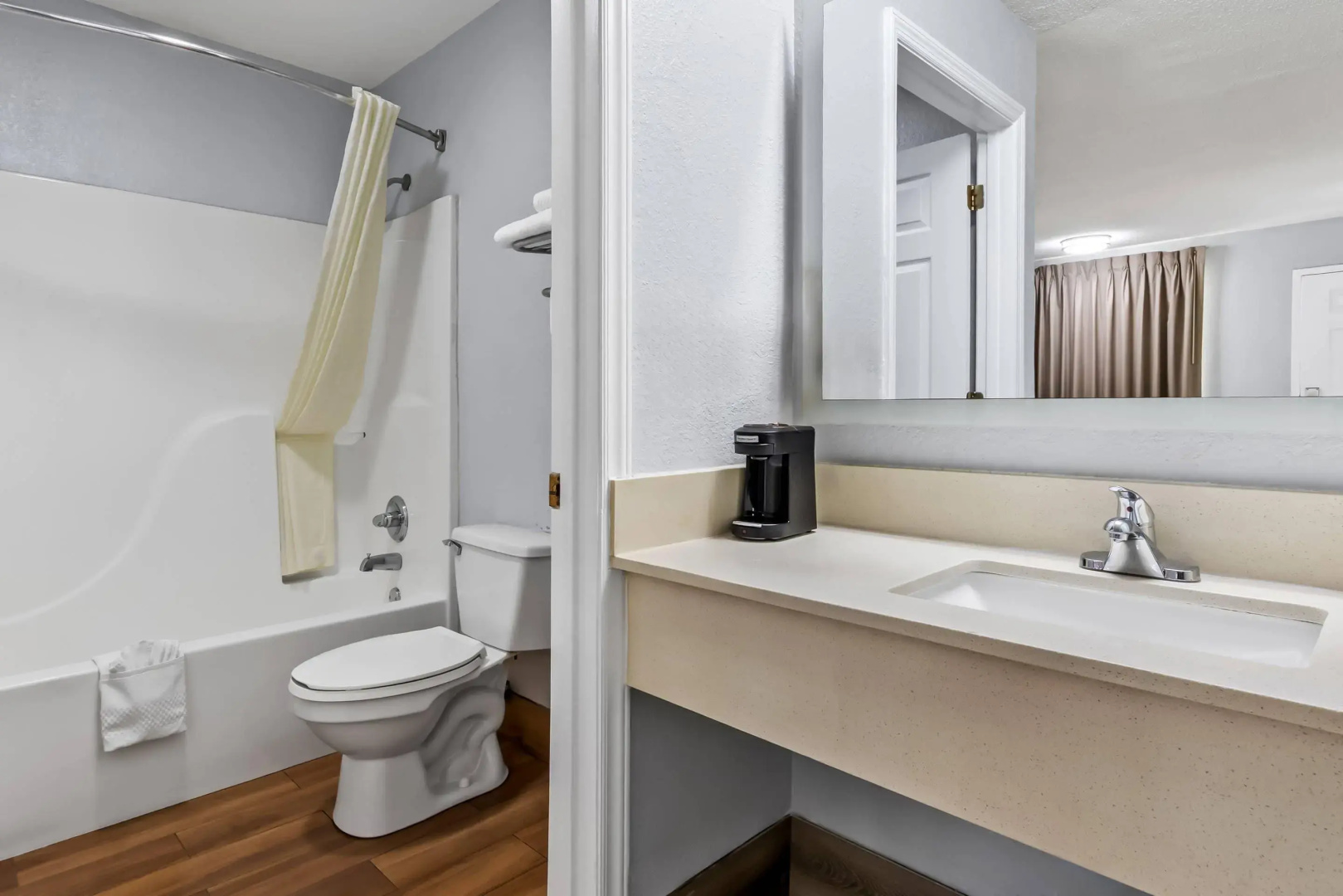 Econo Lodge Inn & Suites Cayce I-26 Airport