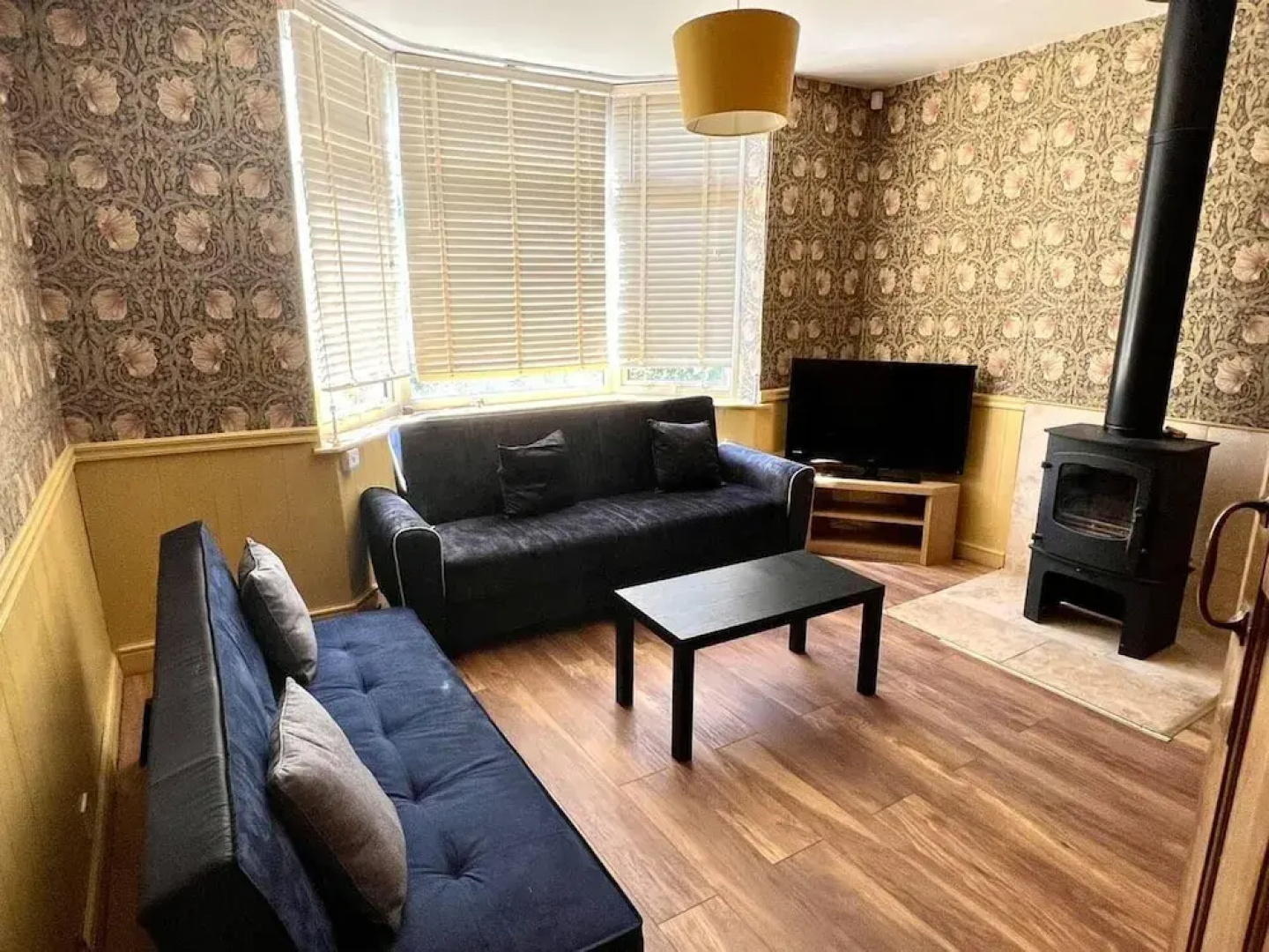 Inviting 4-bed House Near Heathrow w/ Fireplace