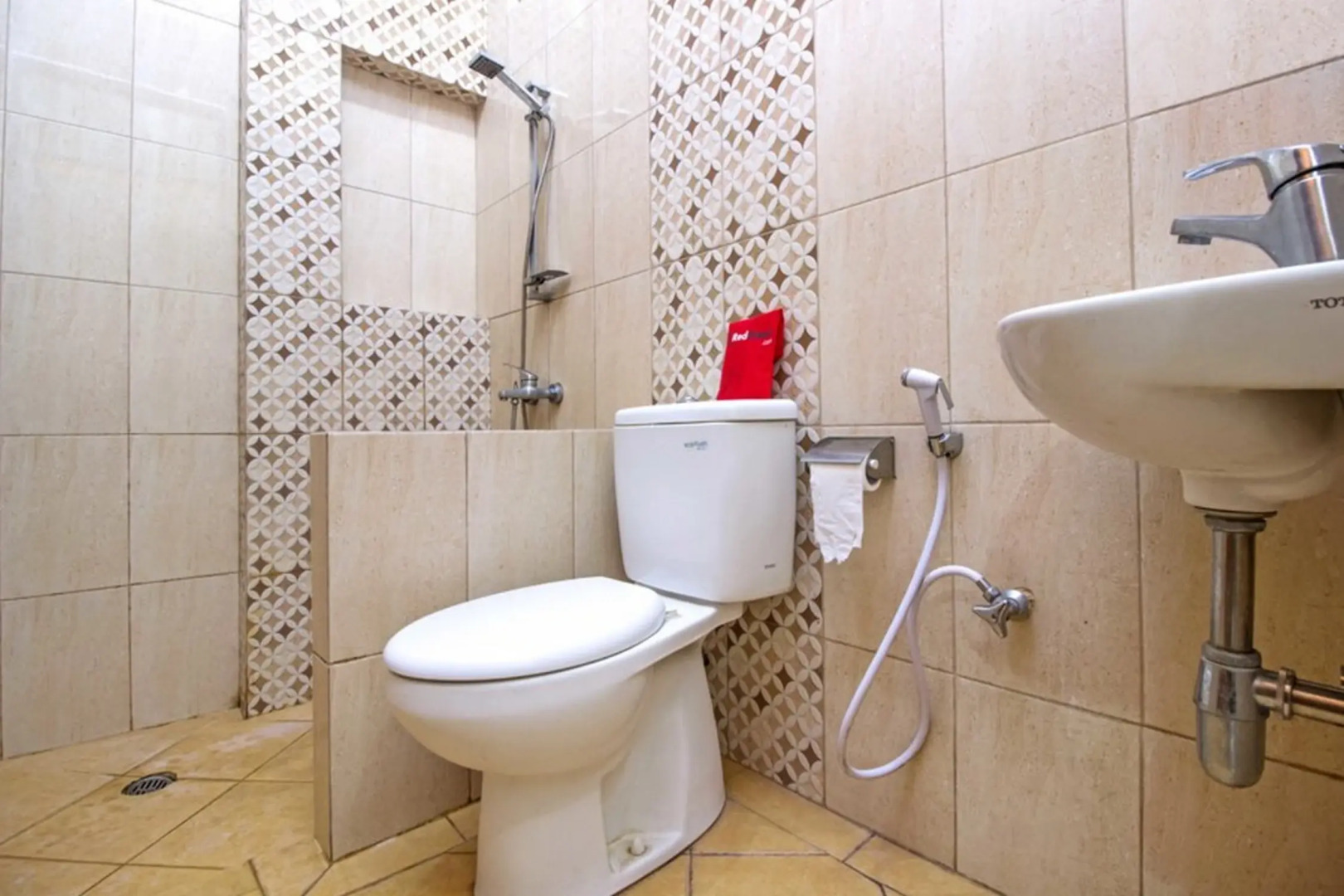 Residences by RedDoorz near Rumah Mode