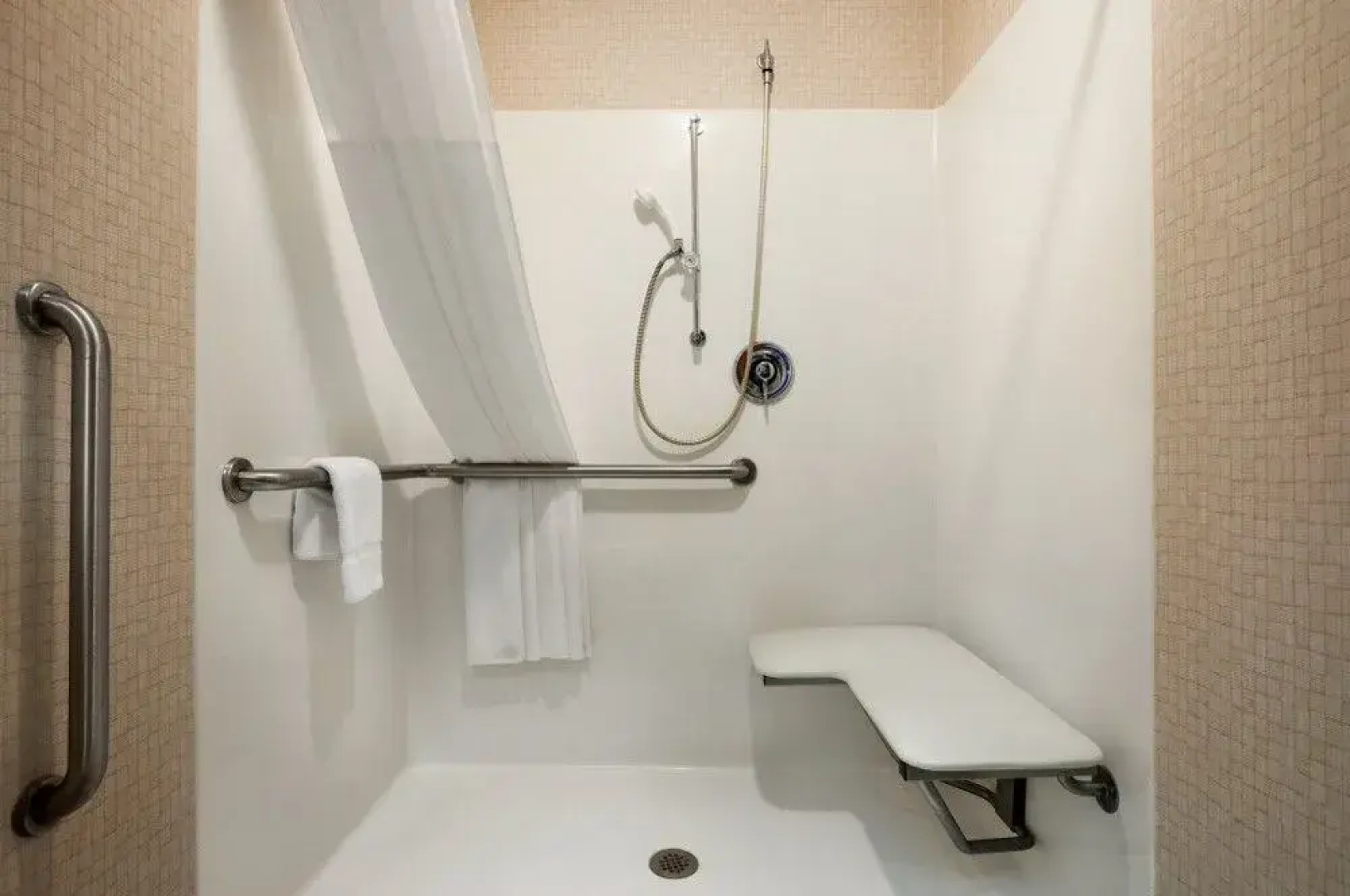 Ramada Williamsburg and Wasserbahn Waterpark