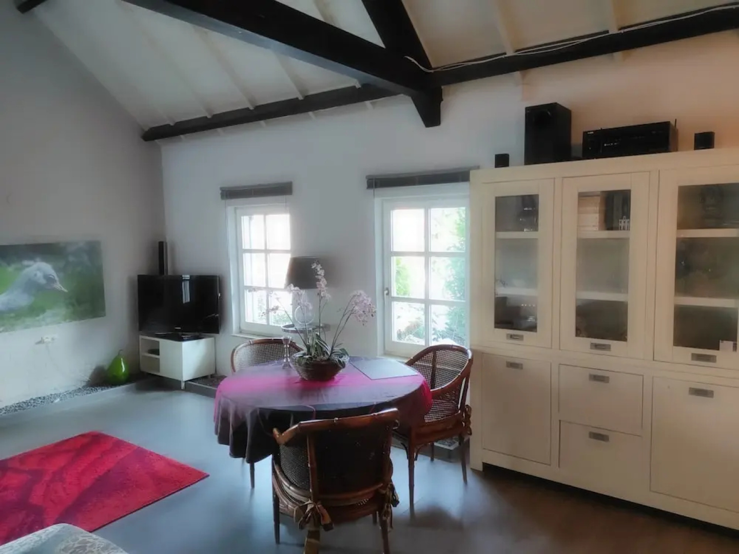 Room-room to Rent With own Entrance, liv