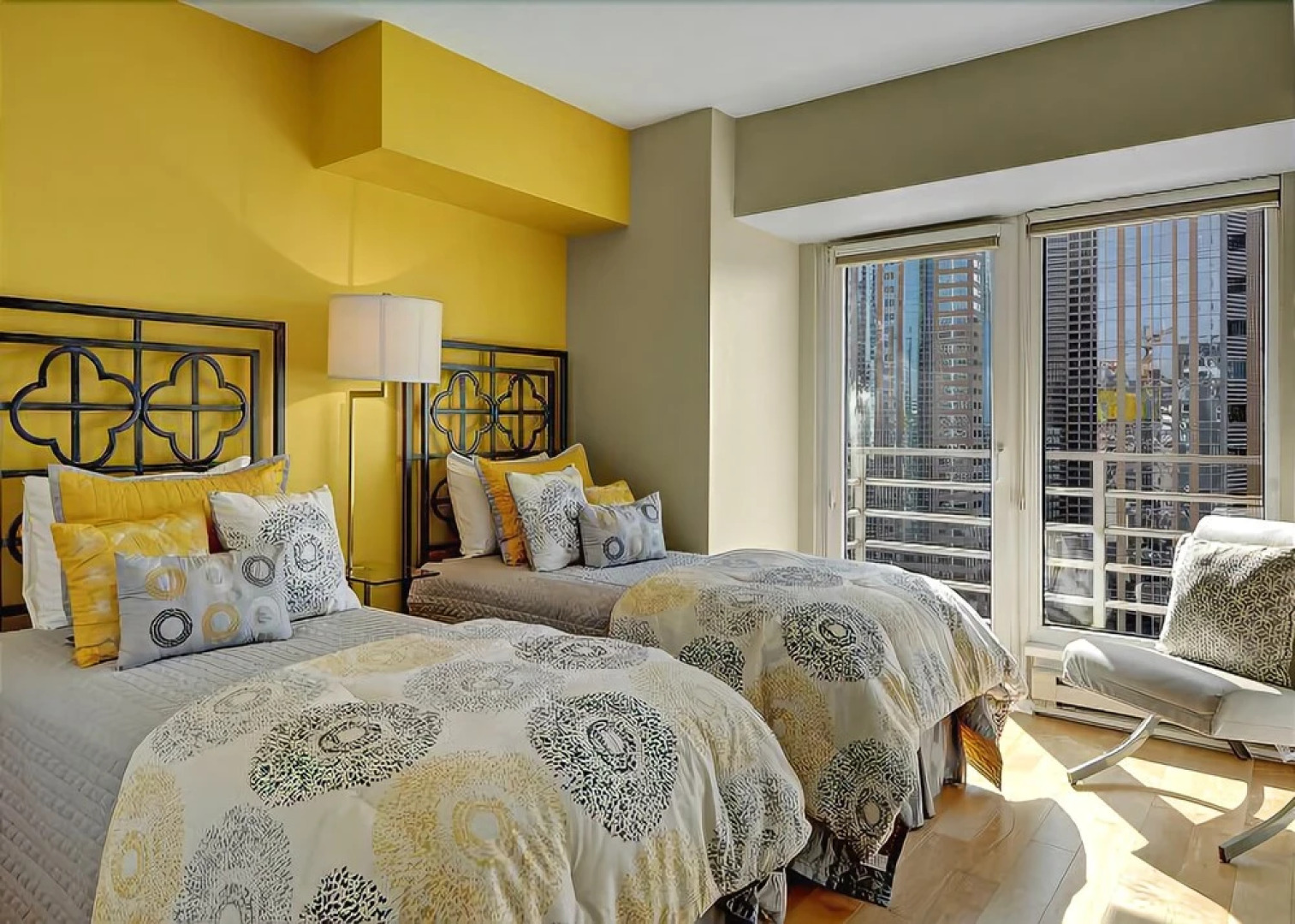 Newmark Elliott Bayview Luxury Suite - Two Bedroom Apartment with Balc