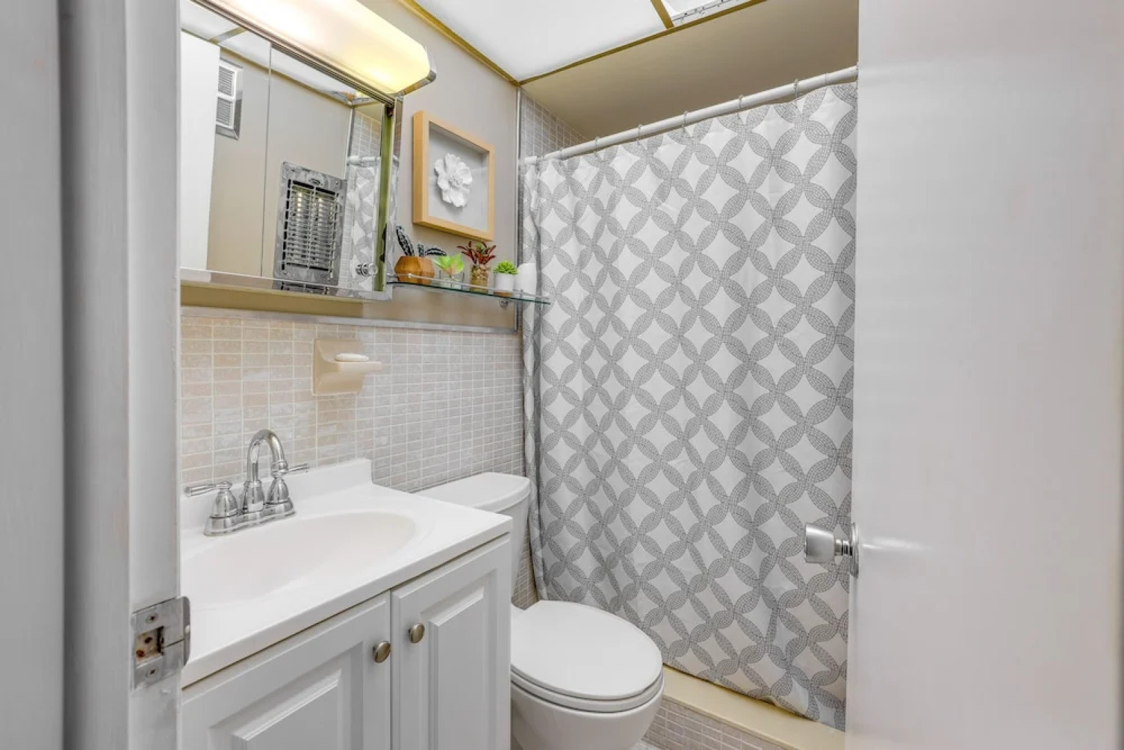 Cozy Singer Island Condo: Walk to Beach & Marina!