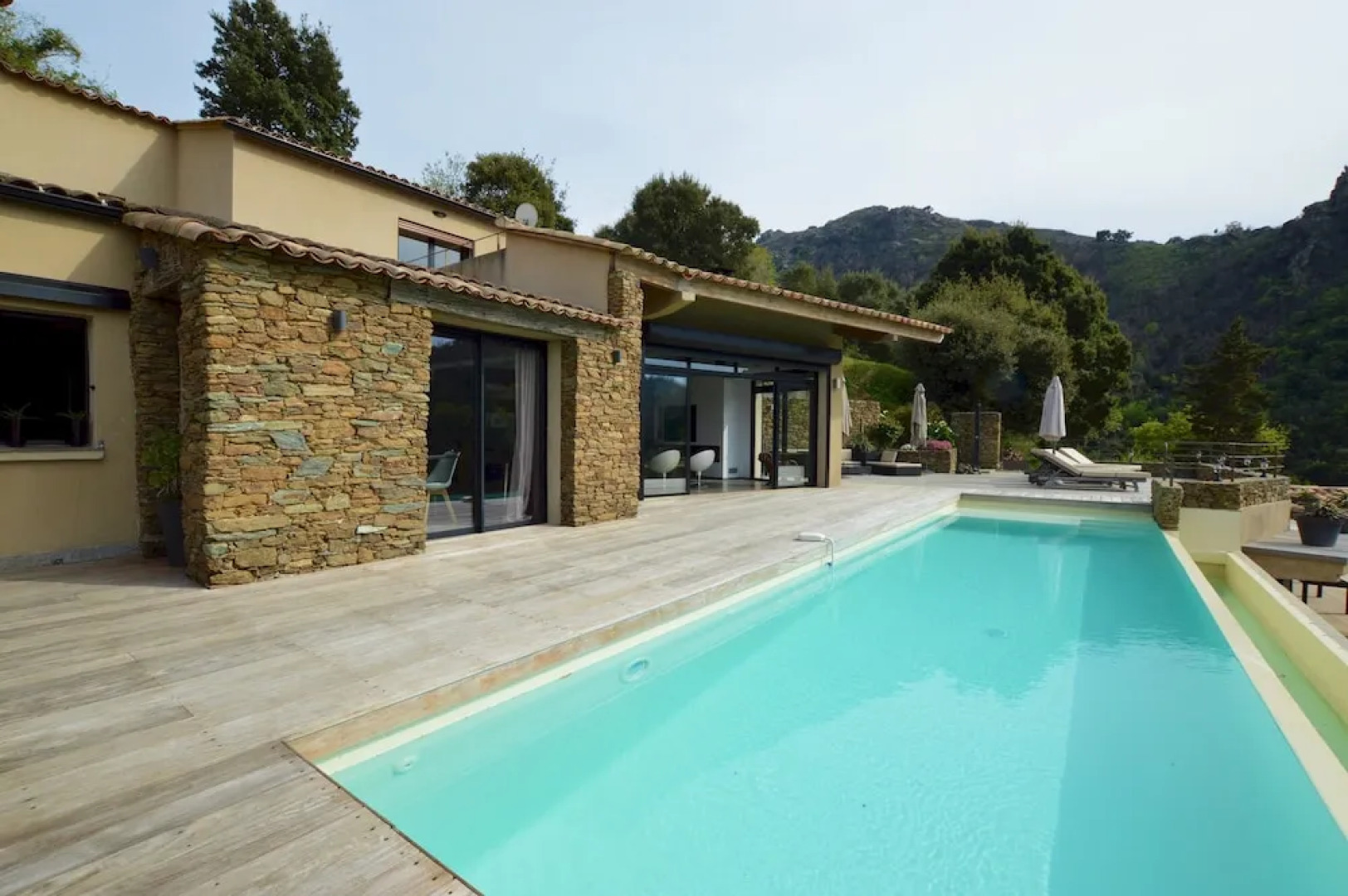 Villa piscine à débordement panorama