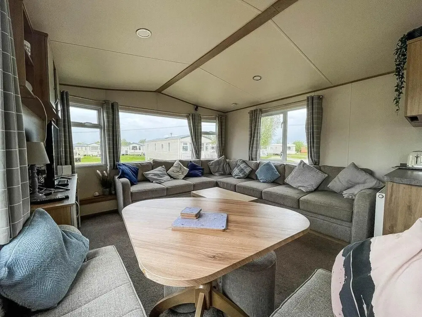 Caravansleeps6-hottub-garden-waterwonderland