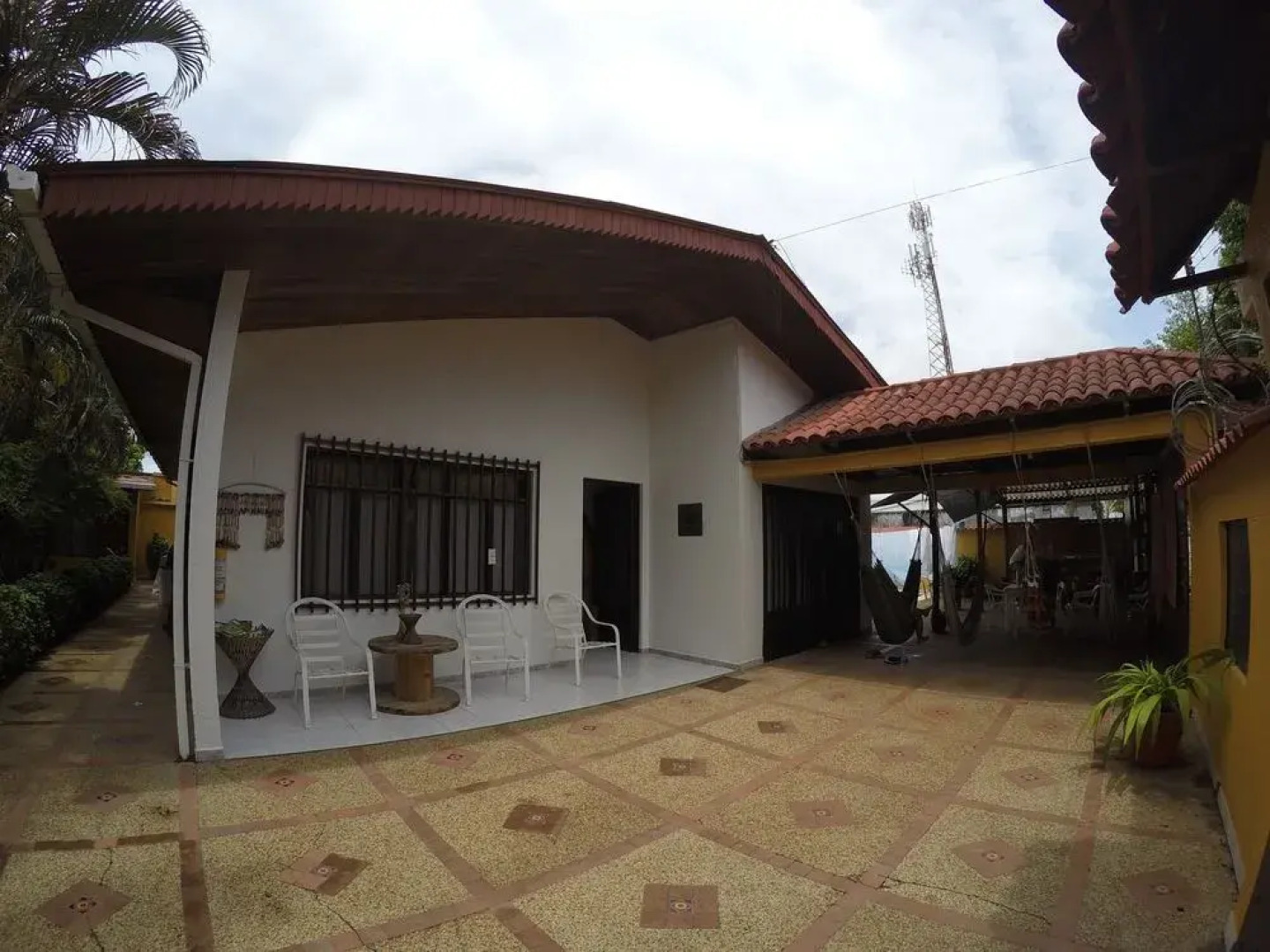 Leticias Guest House - Hostel