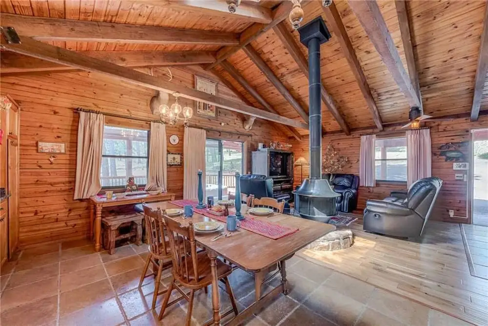 Lincoln Log Cabin - Three Bedroom Cabin with Hot Tub