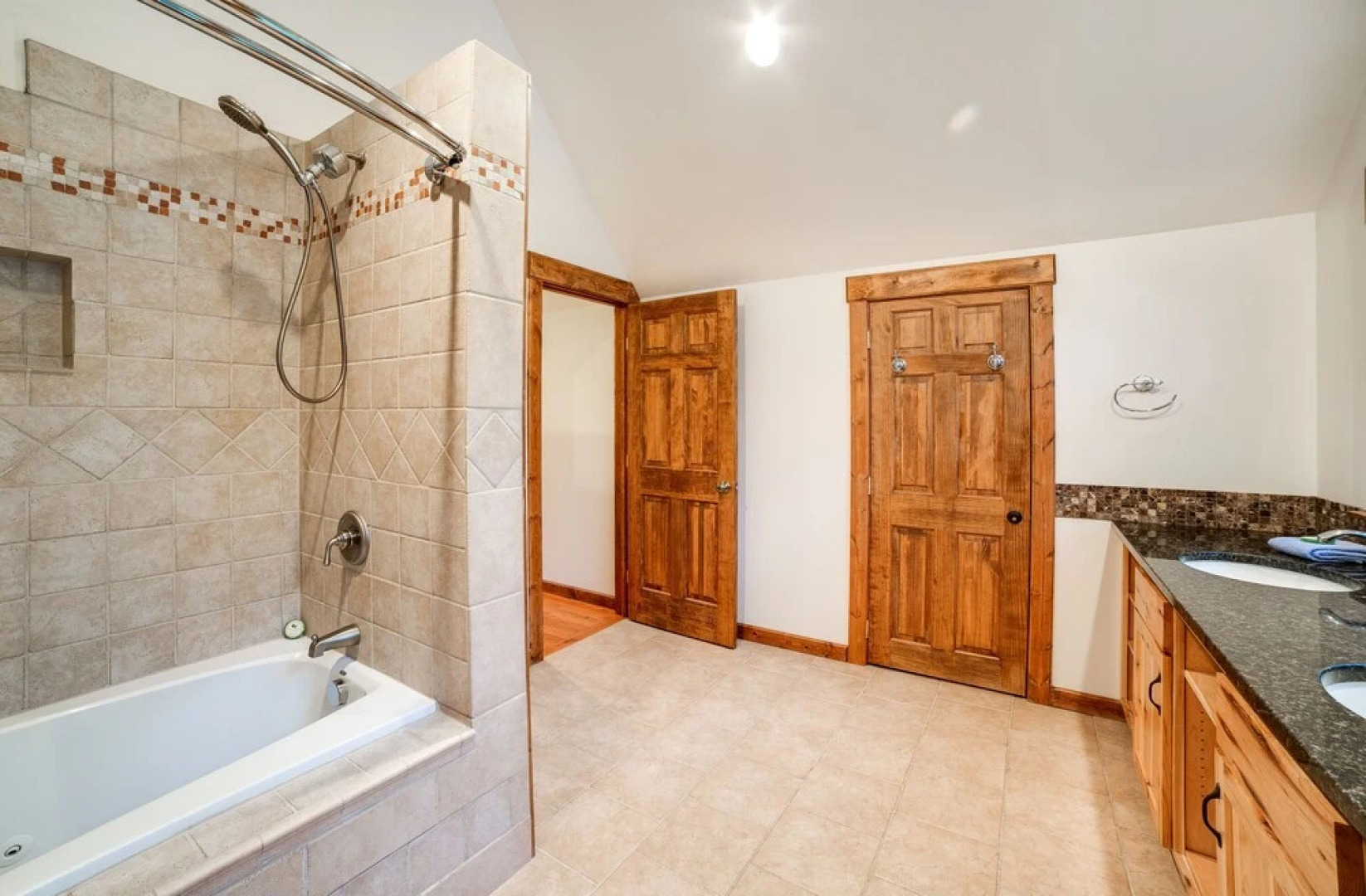 Mt. Baker Lodging Cabin 50 - Hot Tub, WiFi, Sleeps 8! by MBL