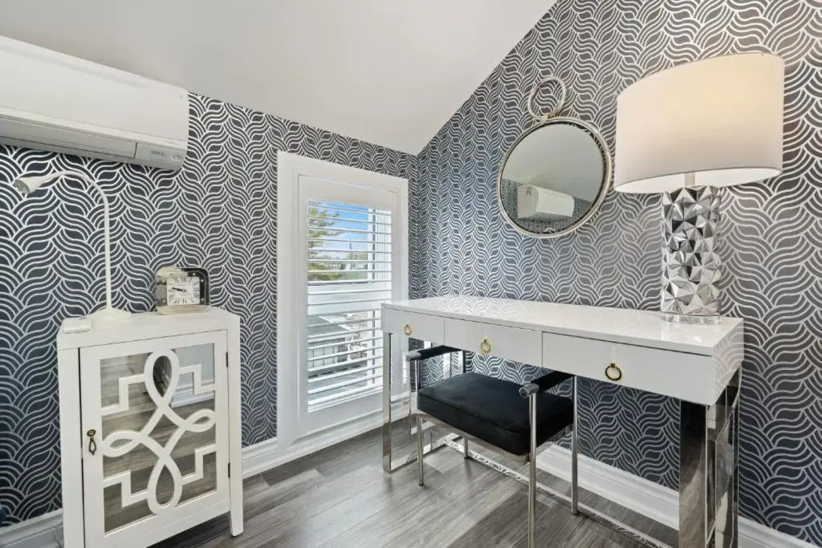 Lake Erie luxurious 2 BDR Condo with Beach access