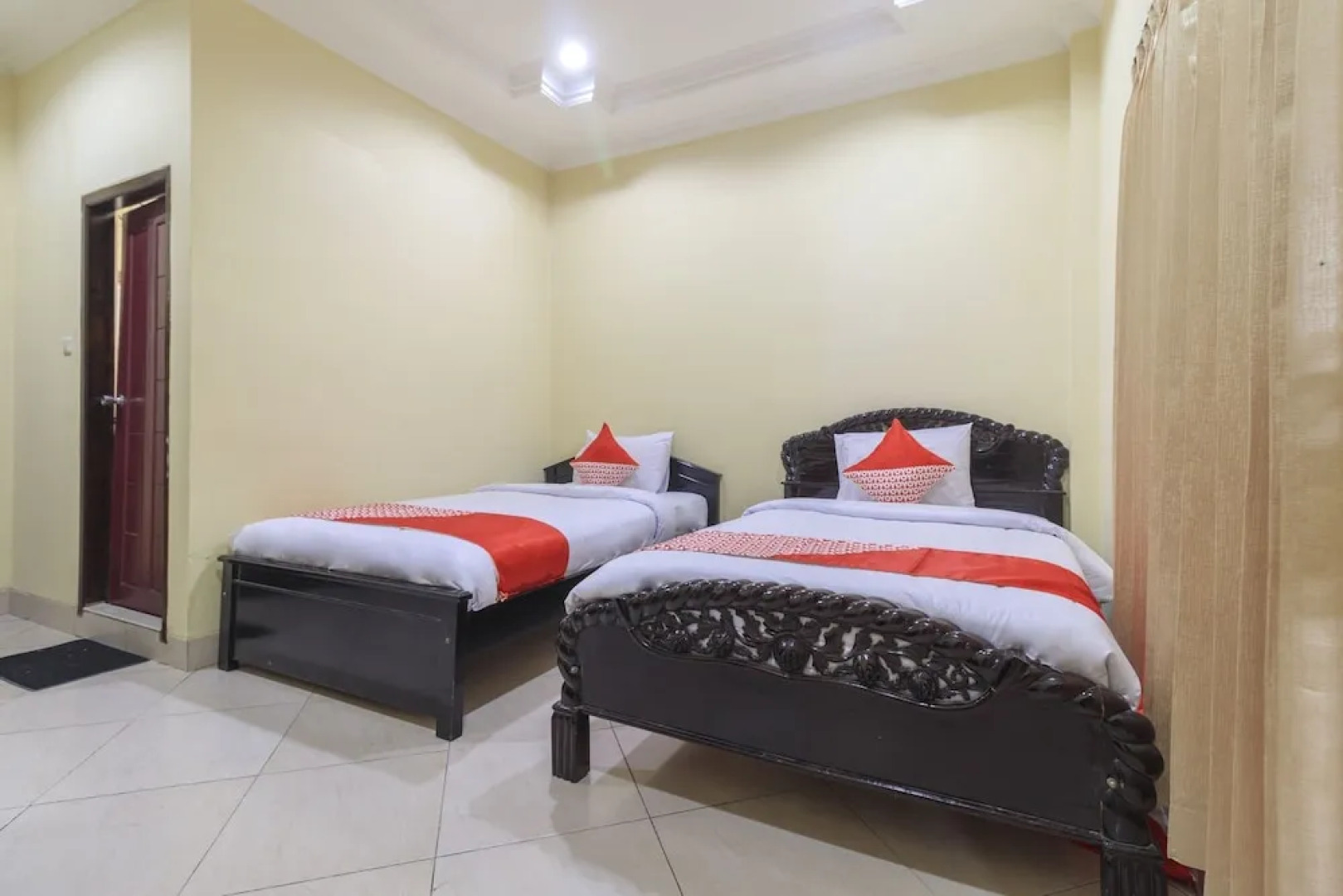 OYO 2814 Debitos Hotel