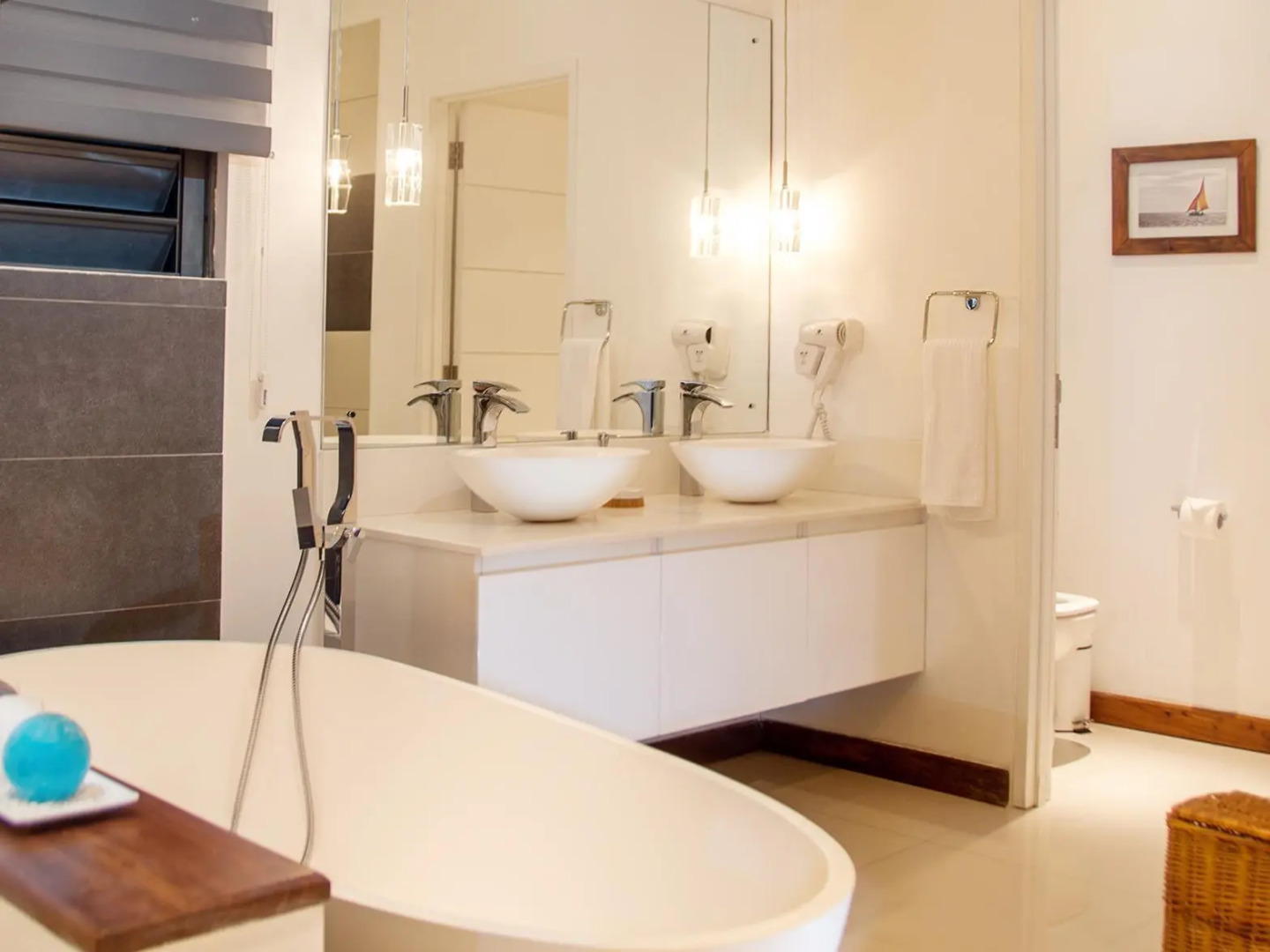 Leora Beach Luxury Suite by Dream Escapes