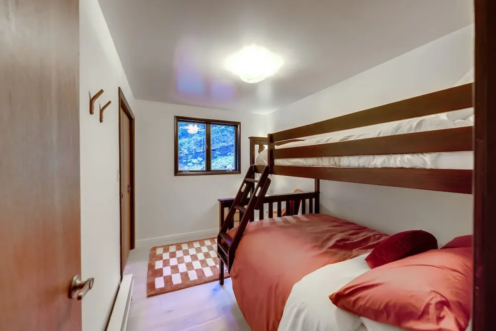 Mid-century Cabin: Creekside, Easy Access to I-70