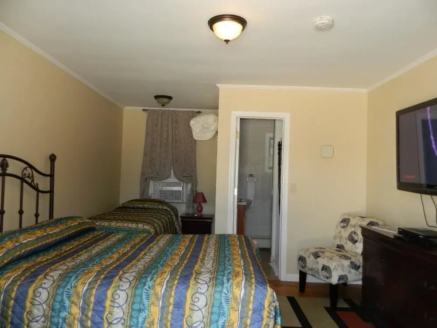 Twin Oaks Motel