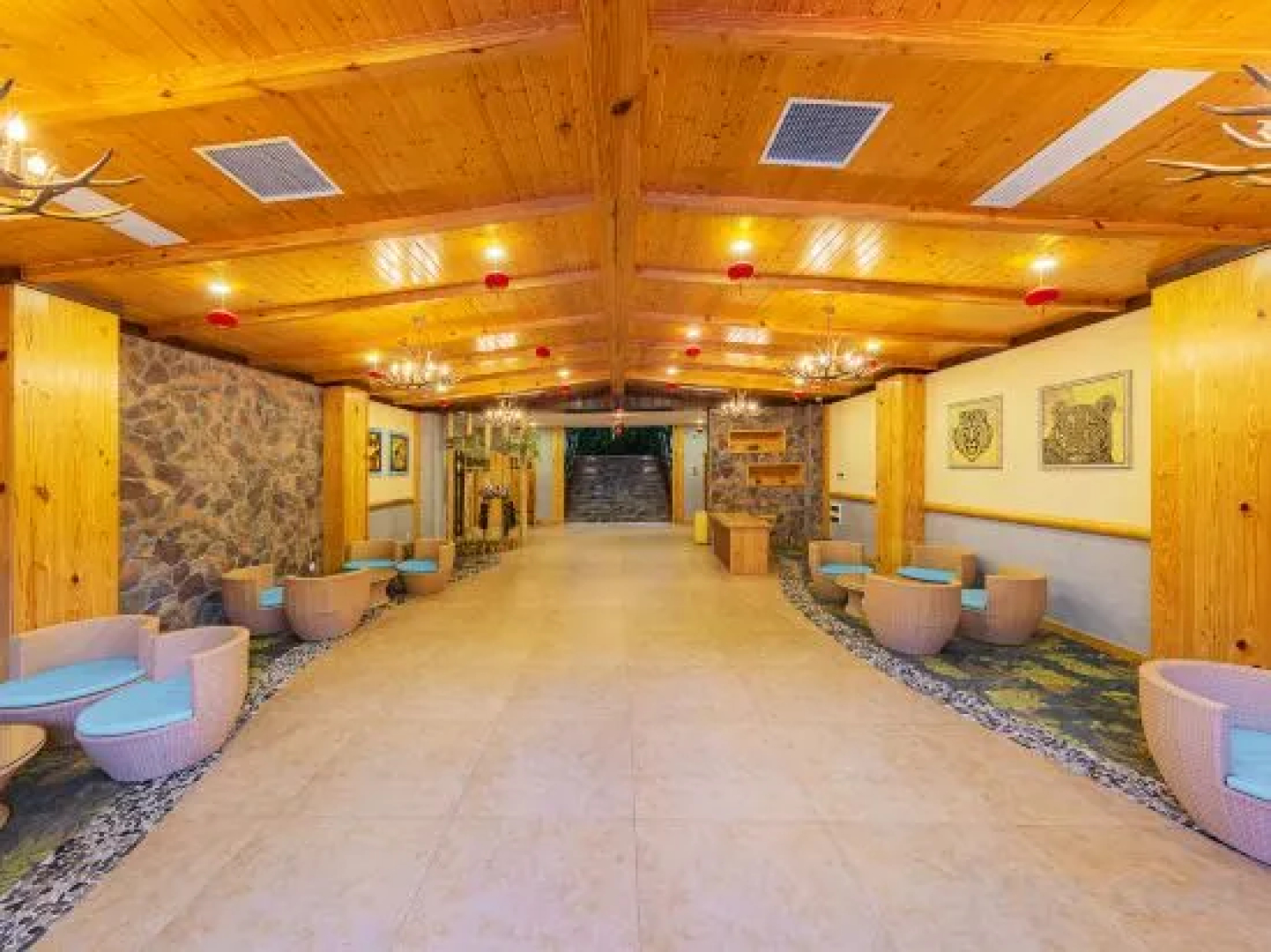 Shennongjia Auspicious Clouds Building Forest Hotel