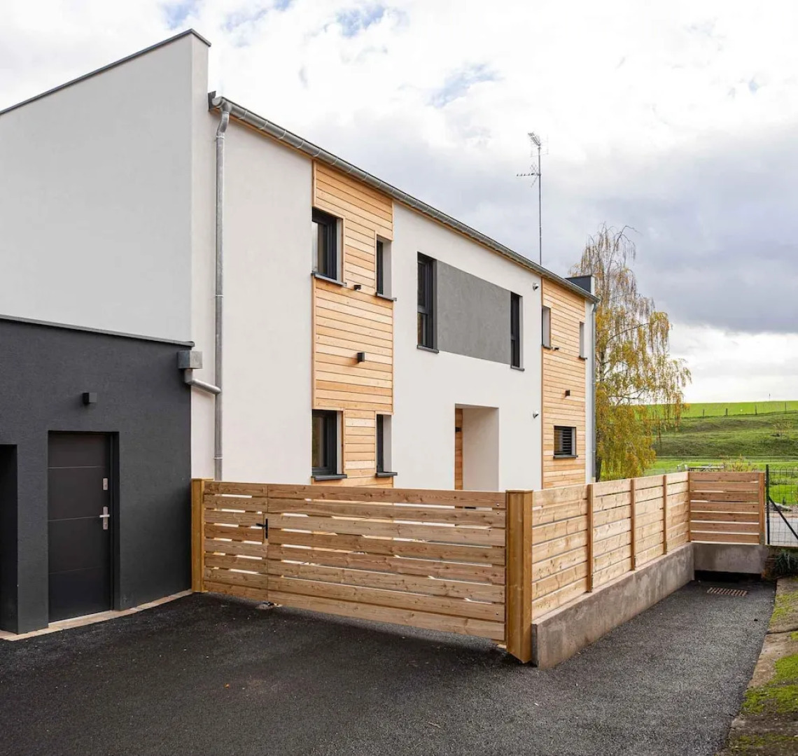 La Maison Devant La Prairie