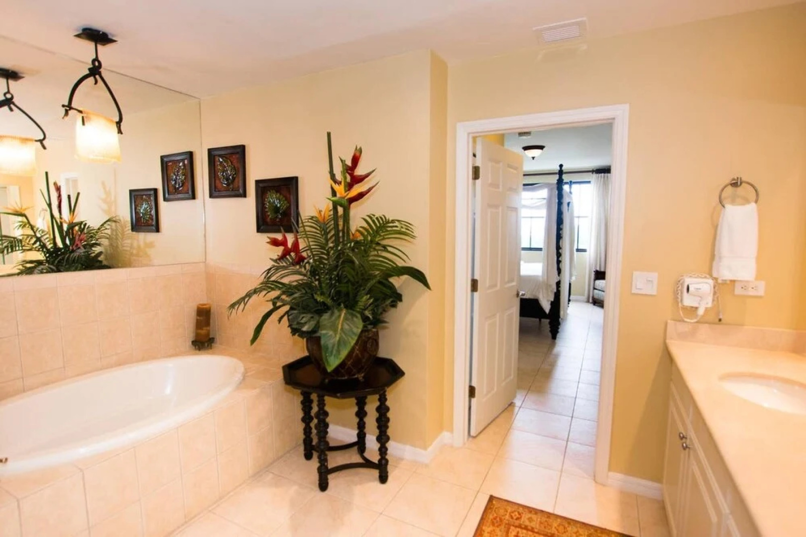 Classy artsy ocean-view unit near pool at Pacifico in Coco sleeps 6