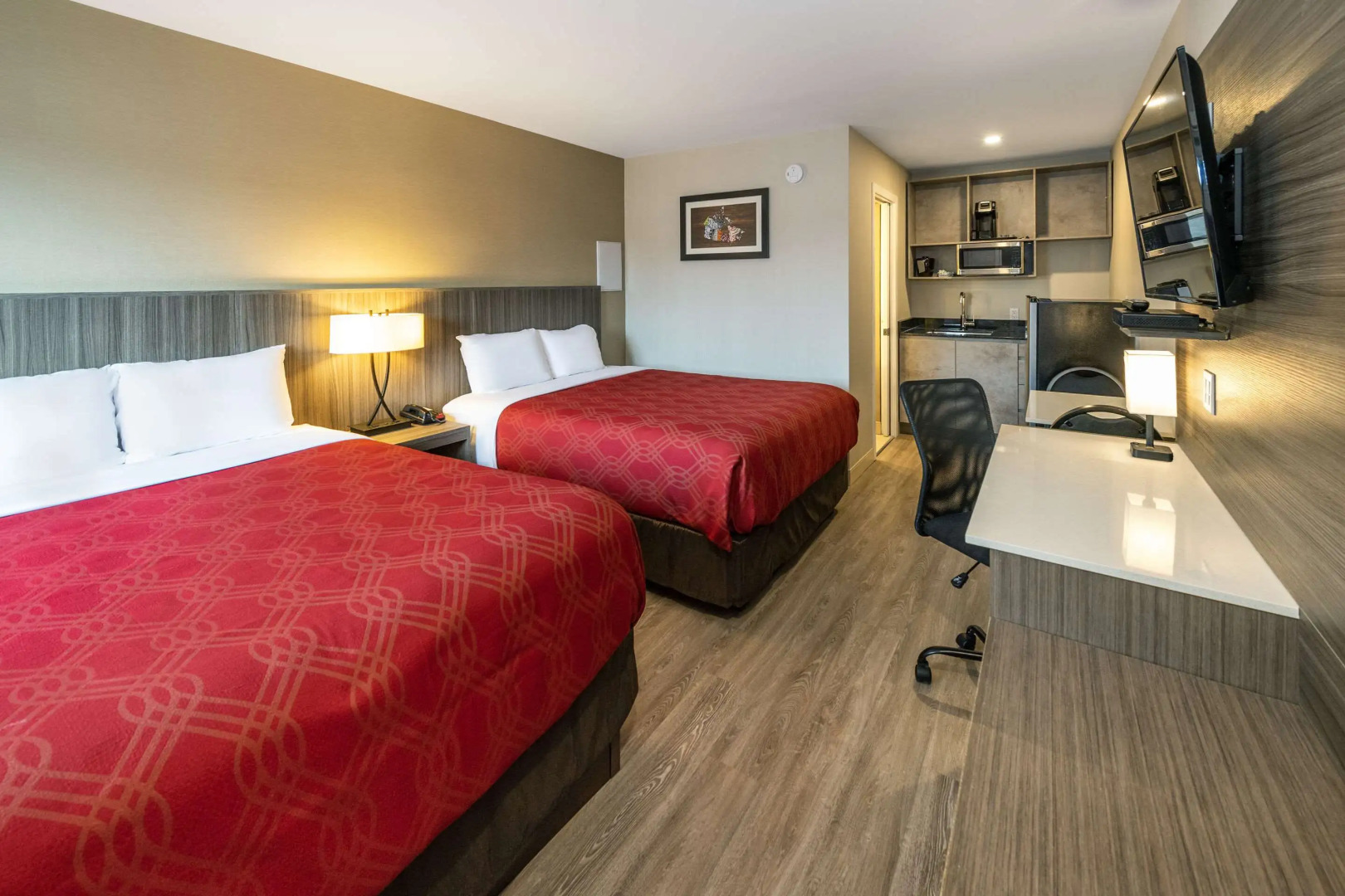 Econo Lodge Inn & Suites