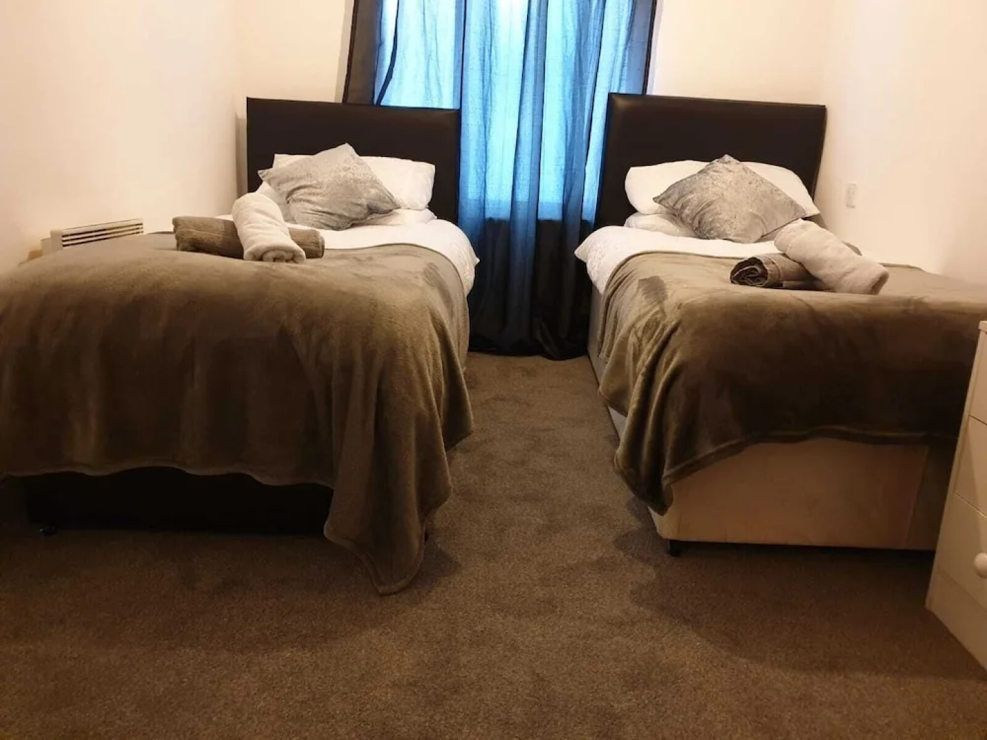 2 Bed Apartment B70 off M6 With Free Parking