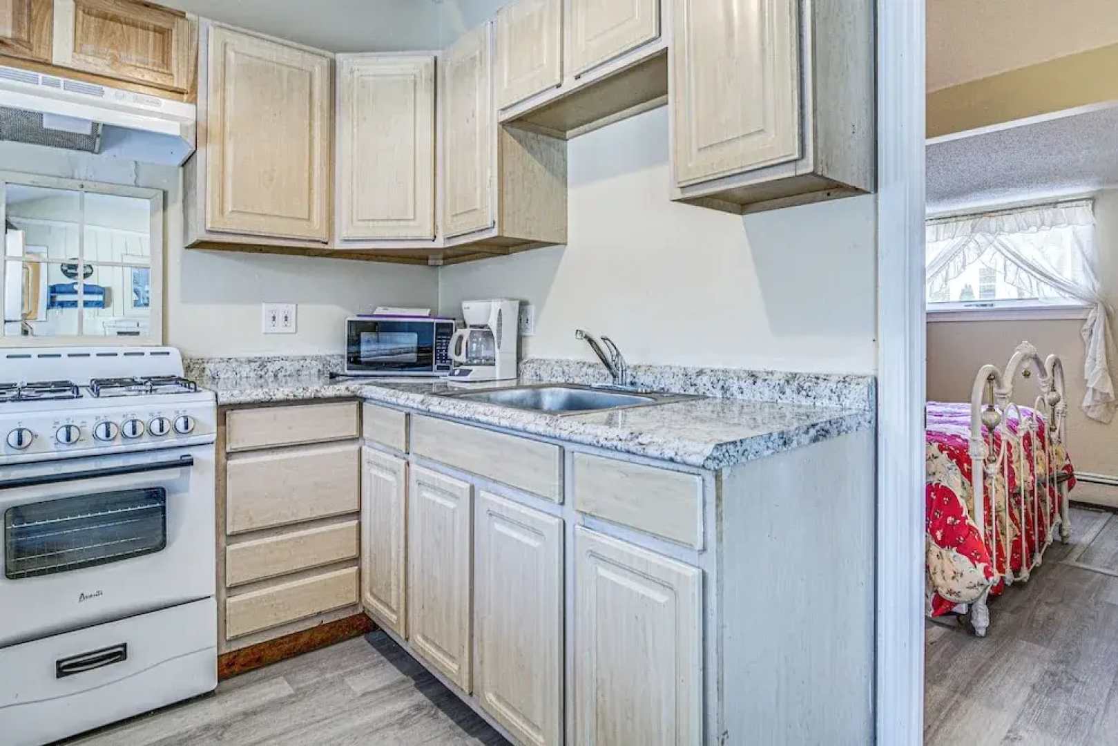 Single-story Cottage in Glen w/ Deck & Near Skiing