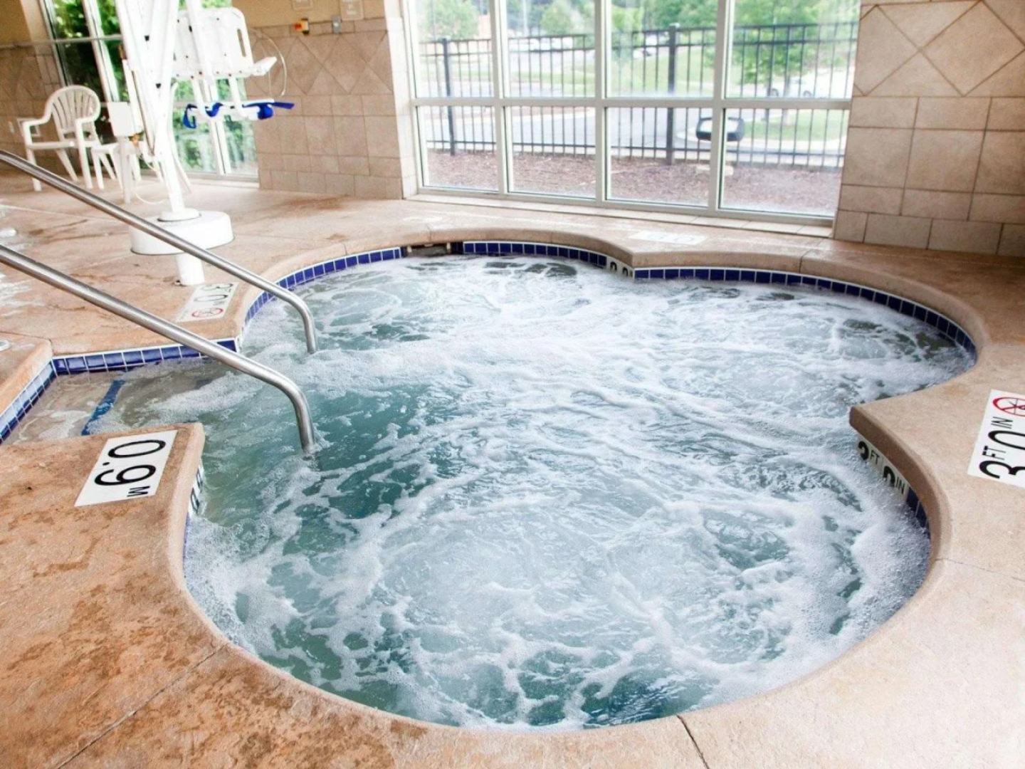 Holiday Inn Express & Suites Milwaukee Nw Park Place by IHG