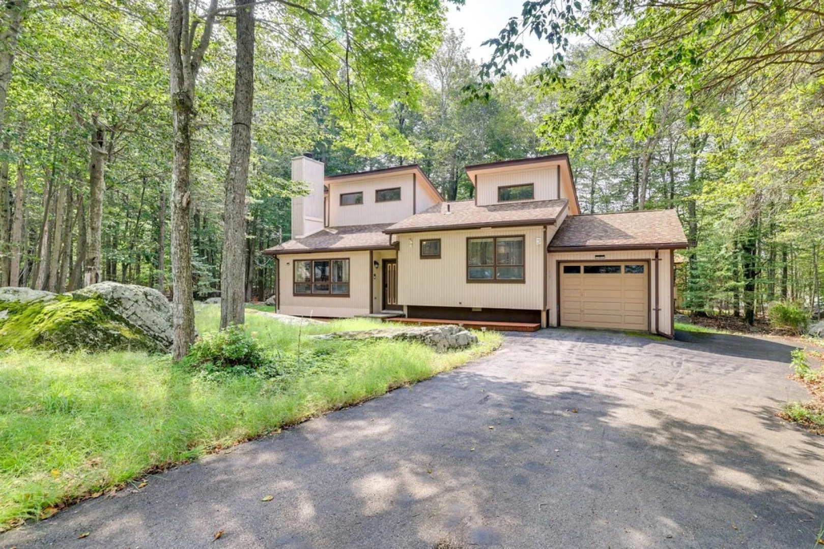 Tobyhanna Retreat w/ Deck, Pool + Lake Access!