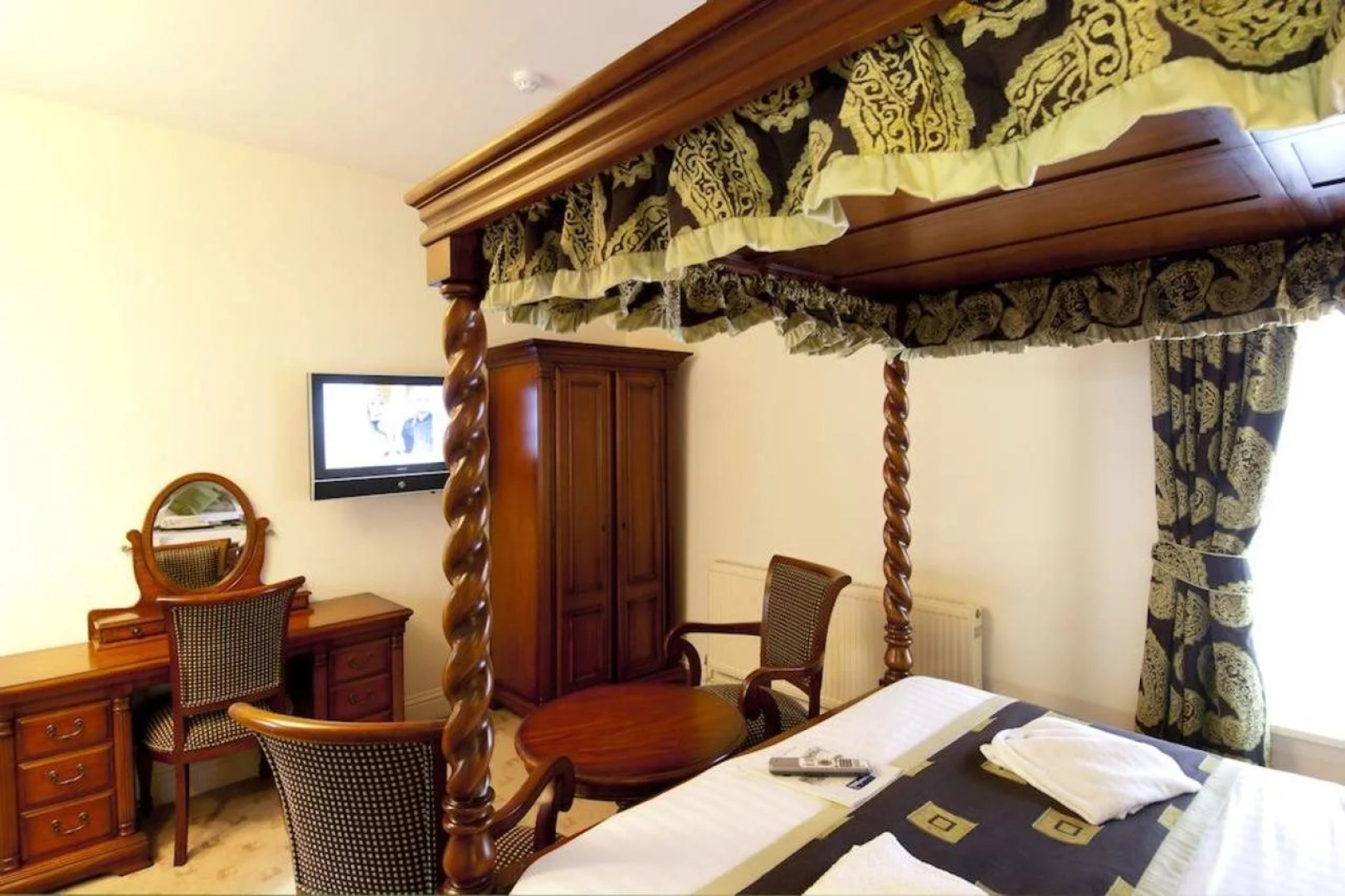 Globe & Crown – RelaxInnz