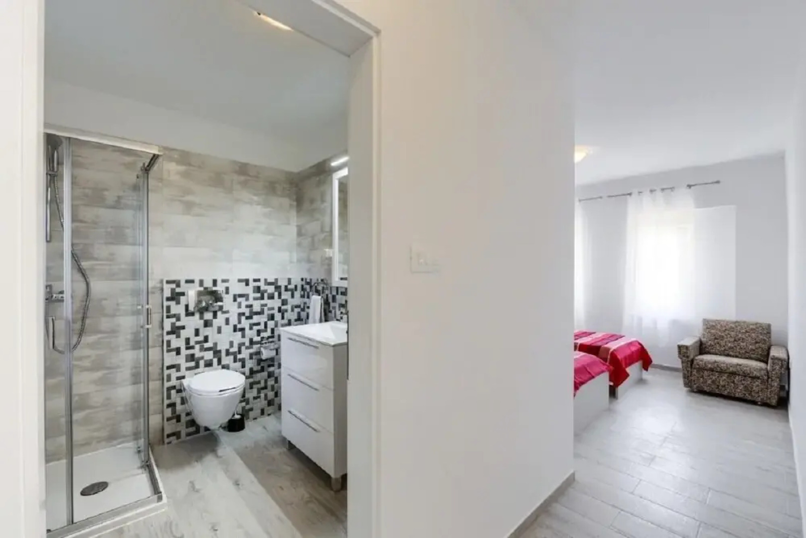 Edi - Amazing Location by the sea - A4