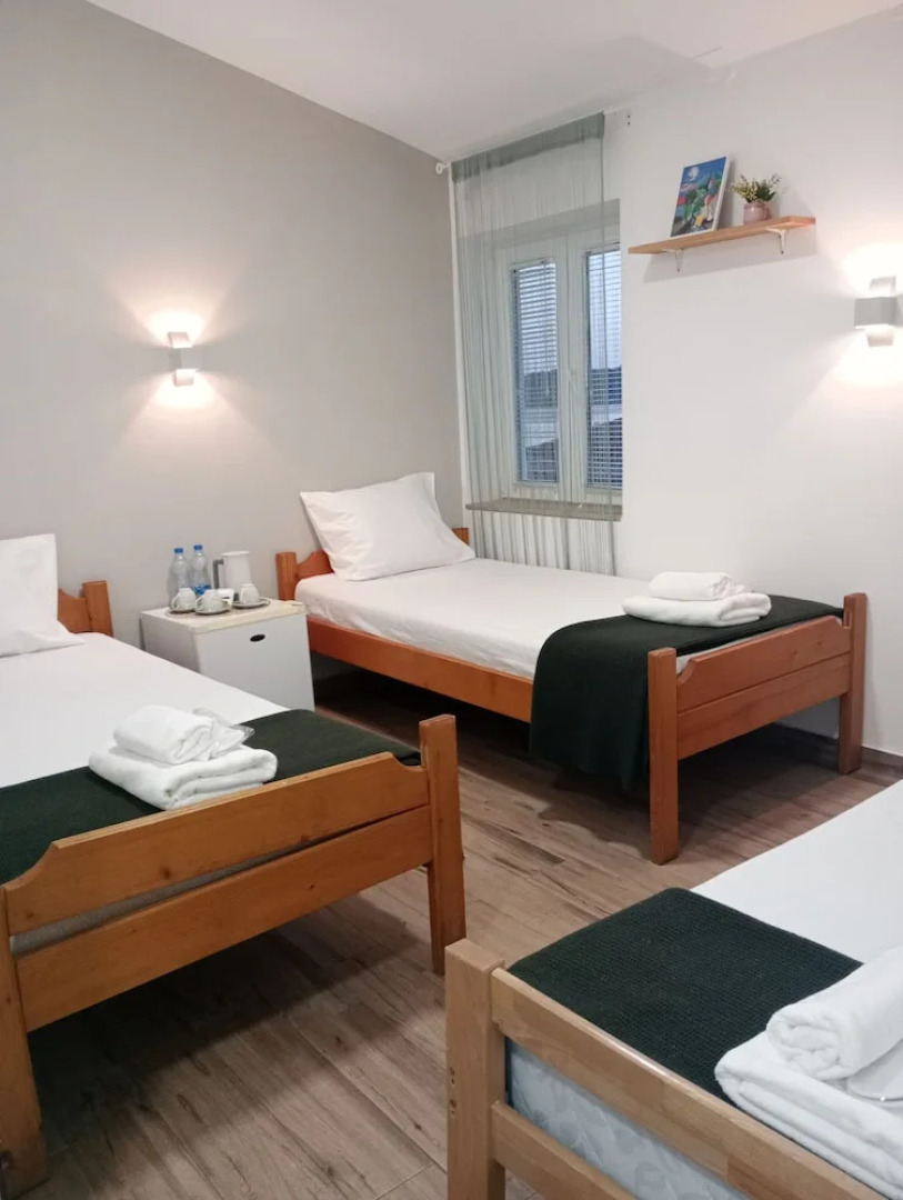 Sereni̇ta Stone House