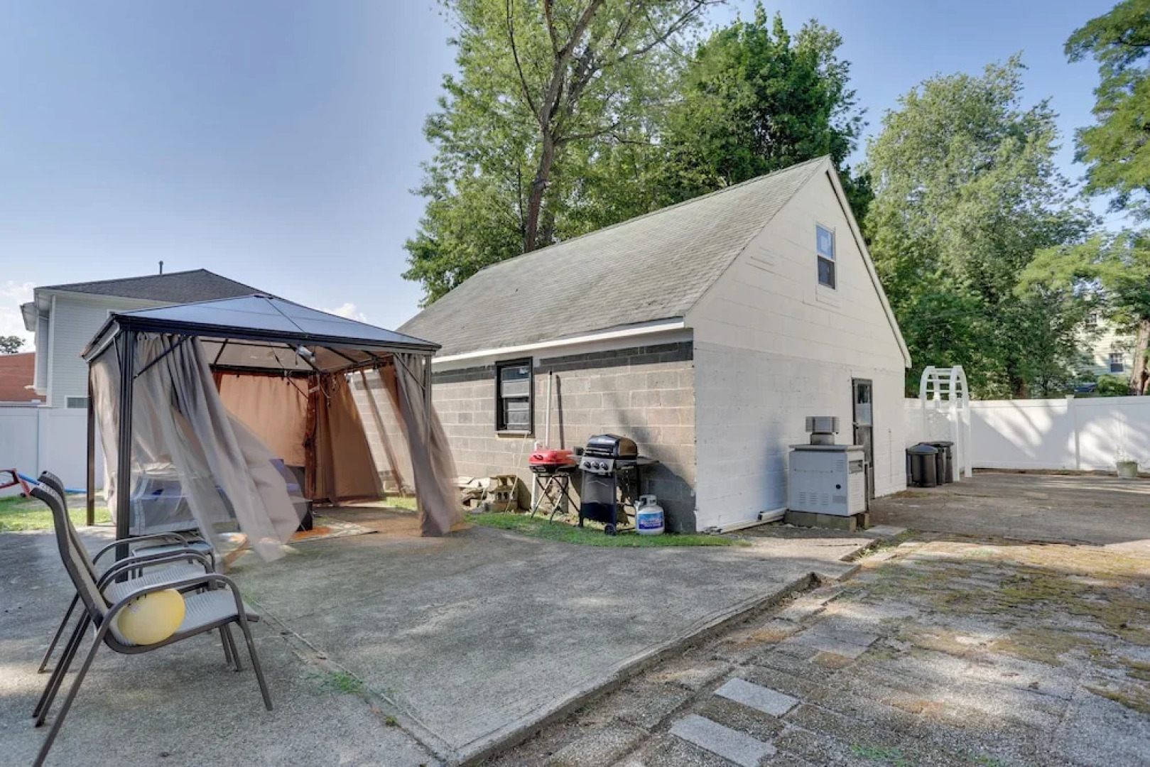11 Mi to Manhattan: Pet-friendly Duplex w/ Yard!