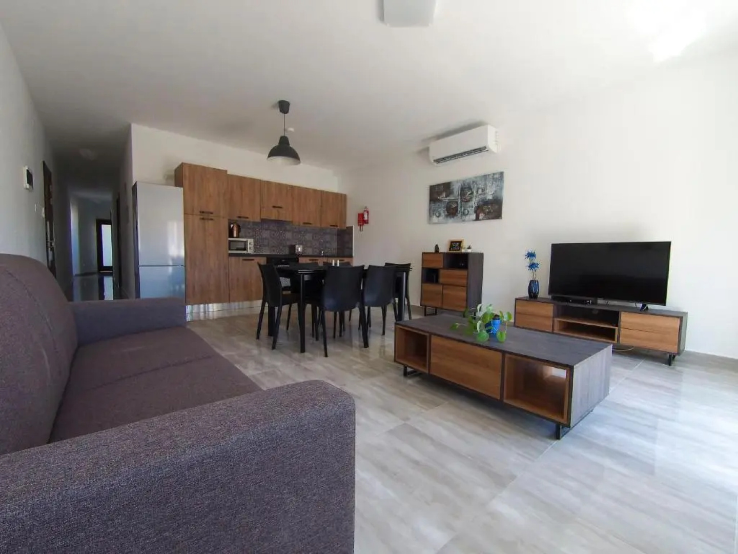 F11-3 Room 2 single beds shared bathroom in shared Flat