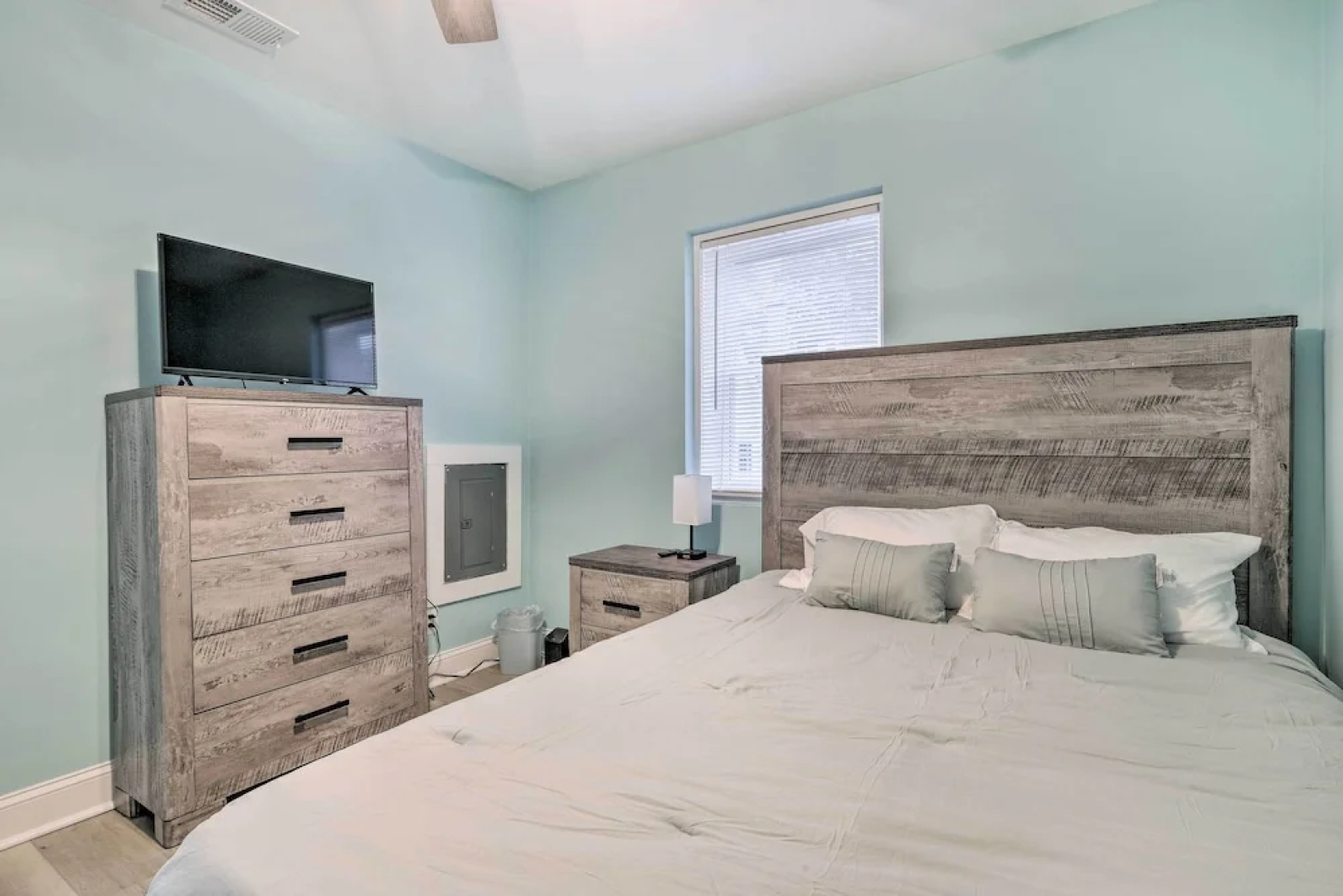 Updated North Beach Cottage: Pet Friendly!