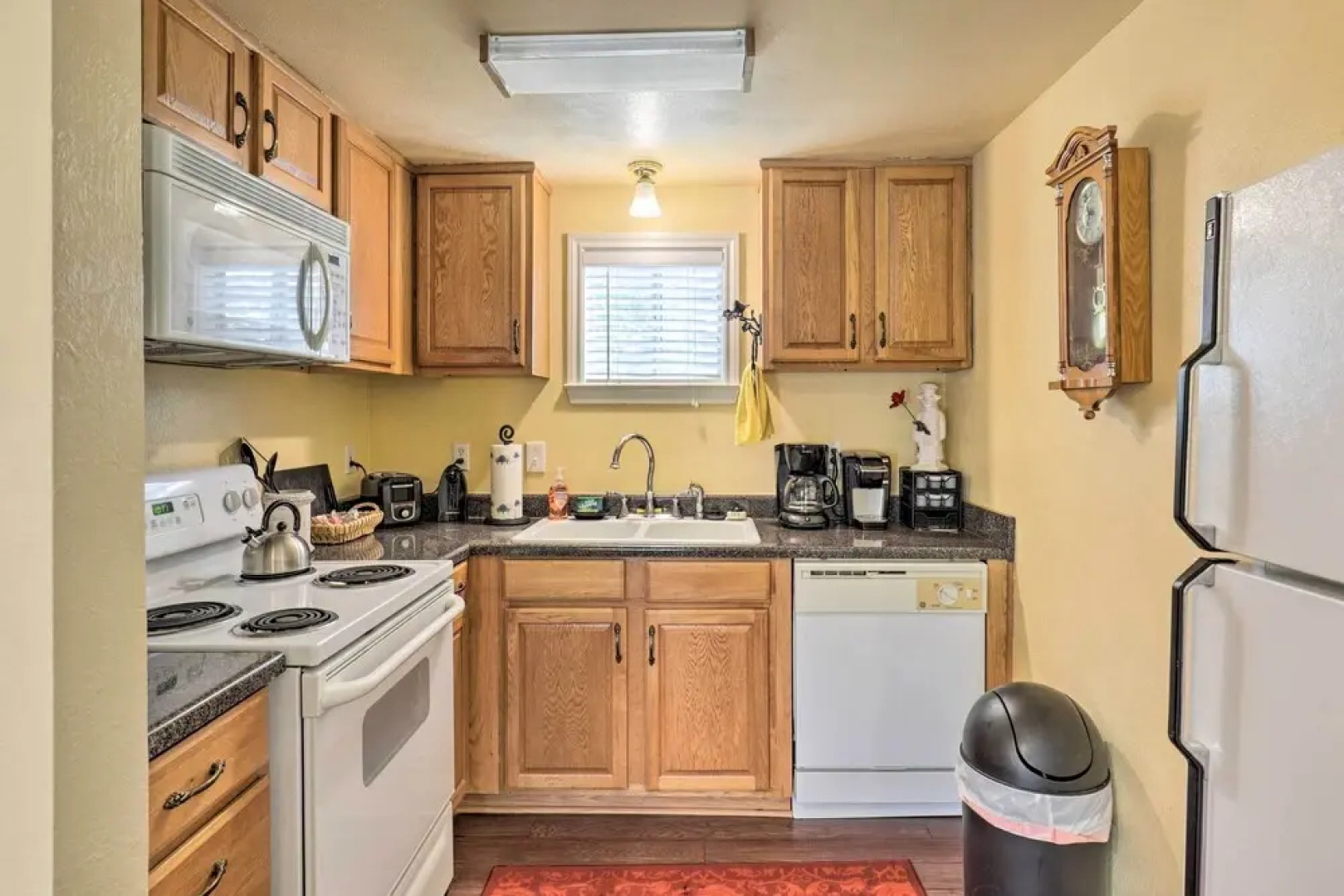 Studio in College Station w/ Expansive Deck!